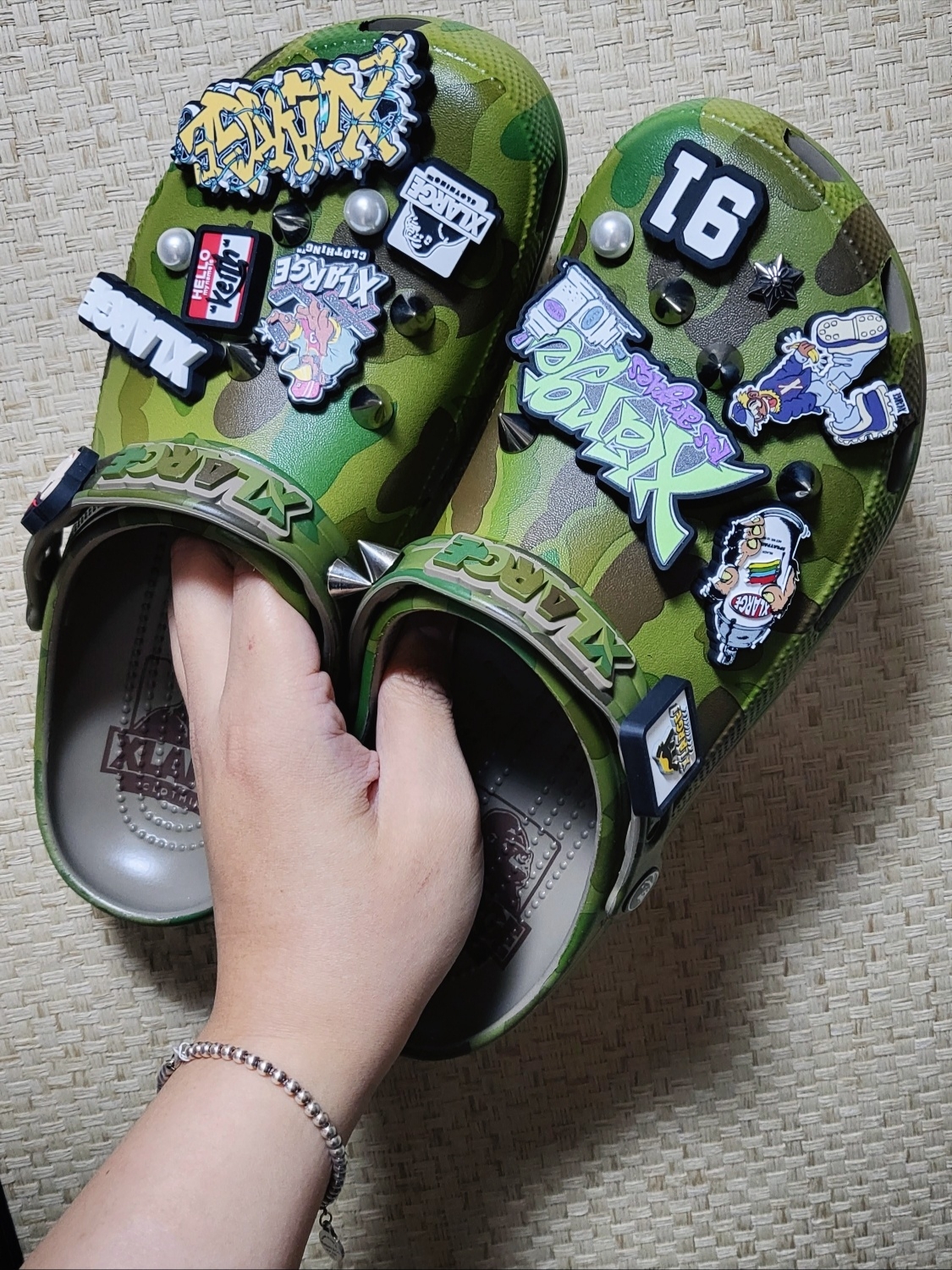 Crocs x XLarge Classic Clog Camo 착용 스타일 - 2