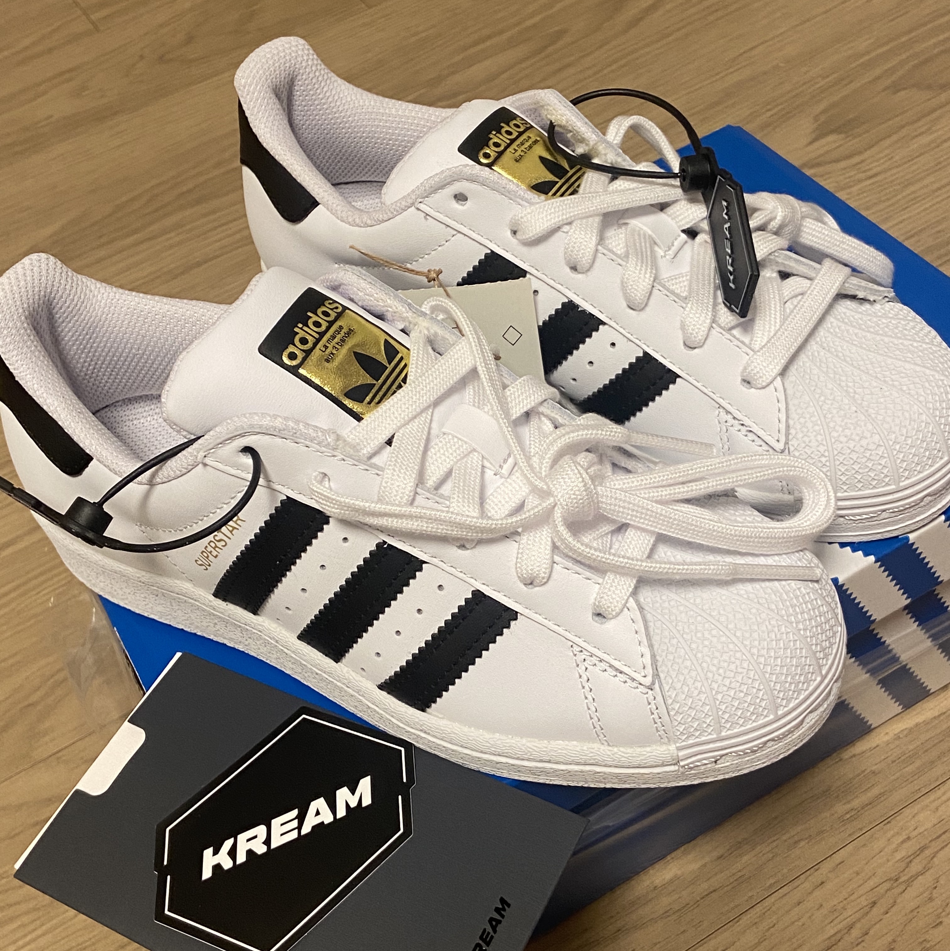(J) Adidas Superstar J White Black 착용 스타일
