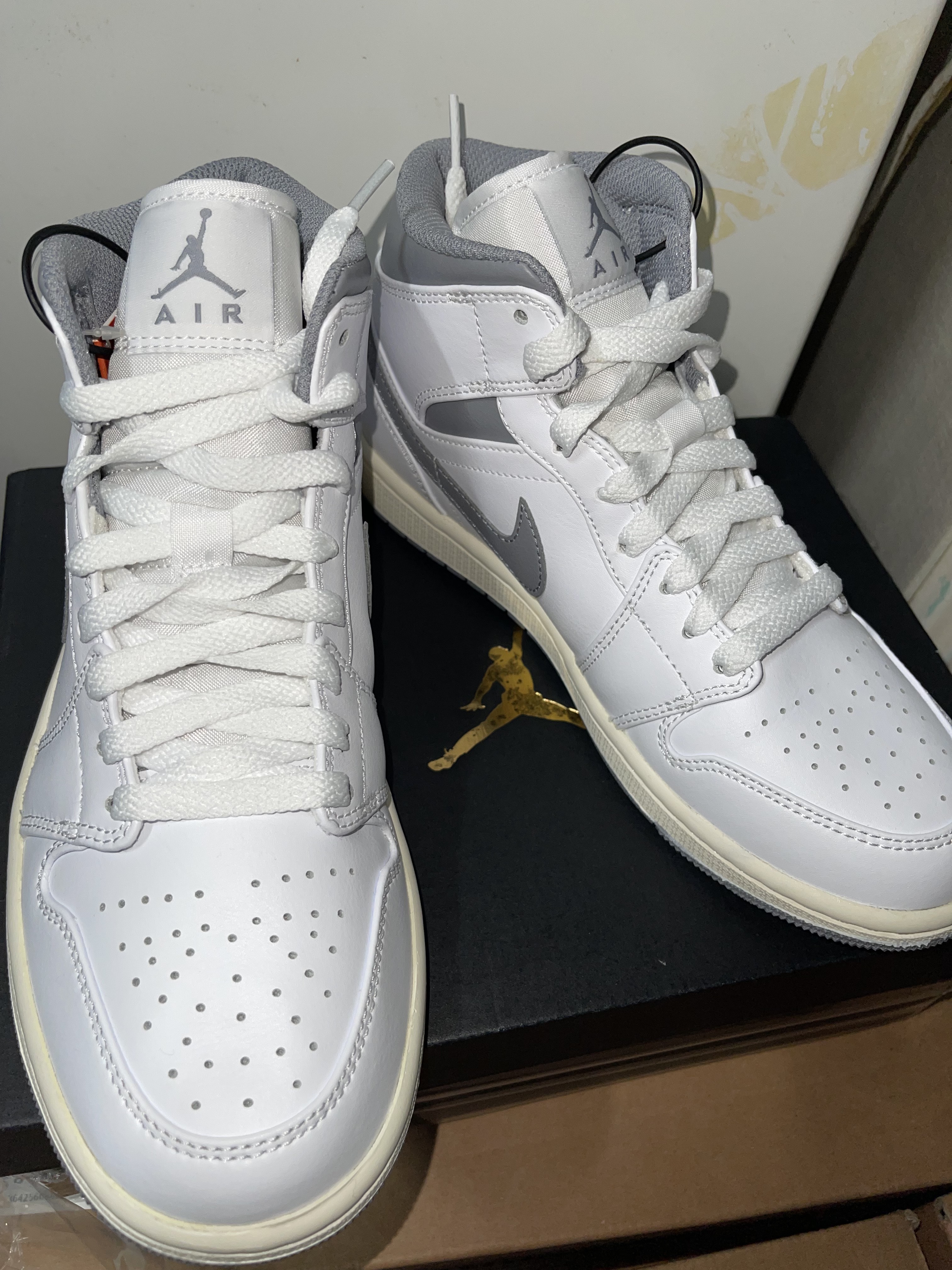Jordan 1 Mid White Stealth 착용 스타일