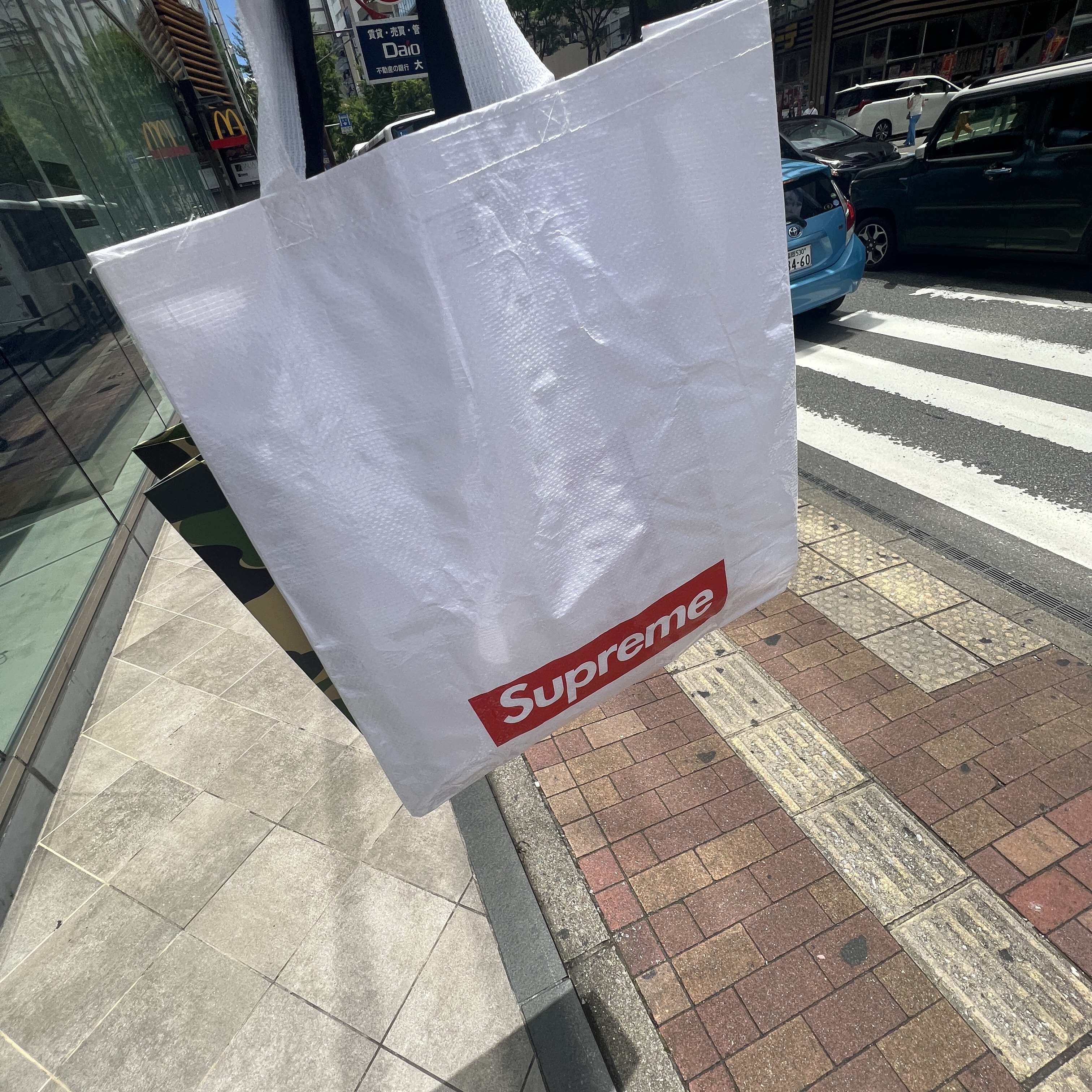 Supreme Mesh Small Backpack White - 23SS, BAPE x Porter 1st Camo Crossbody Bag Yellow 착용 스타일 - 1