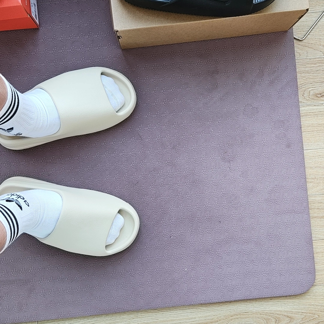 Adidas Yeezy Slide Bone 2022/2023, Nike Calm Slide Black 착용 스타일 - 1