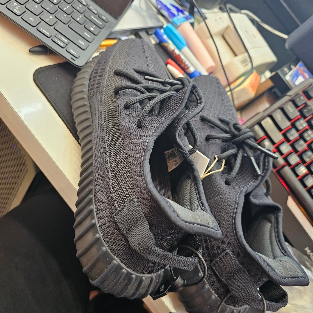 Adidas Yeezy Boost 350 V2 Onyx 착용 스타일