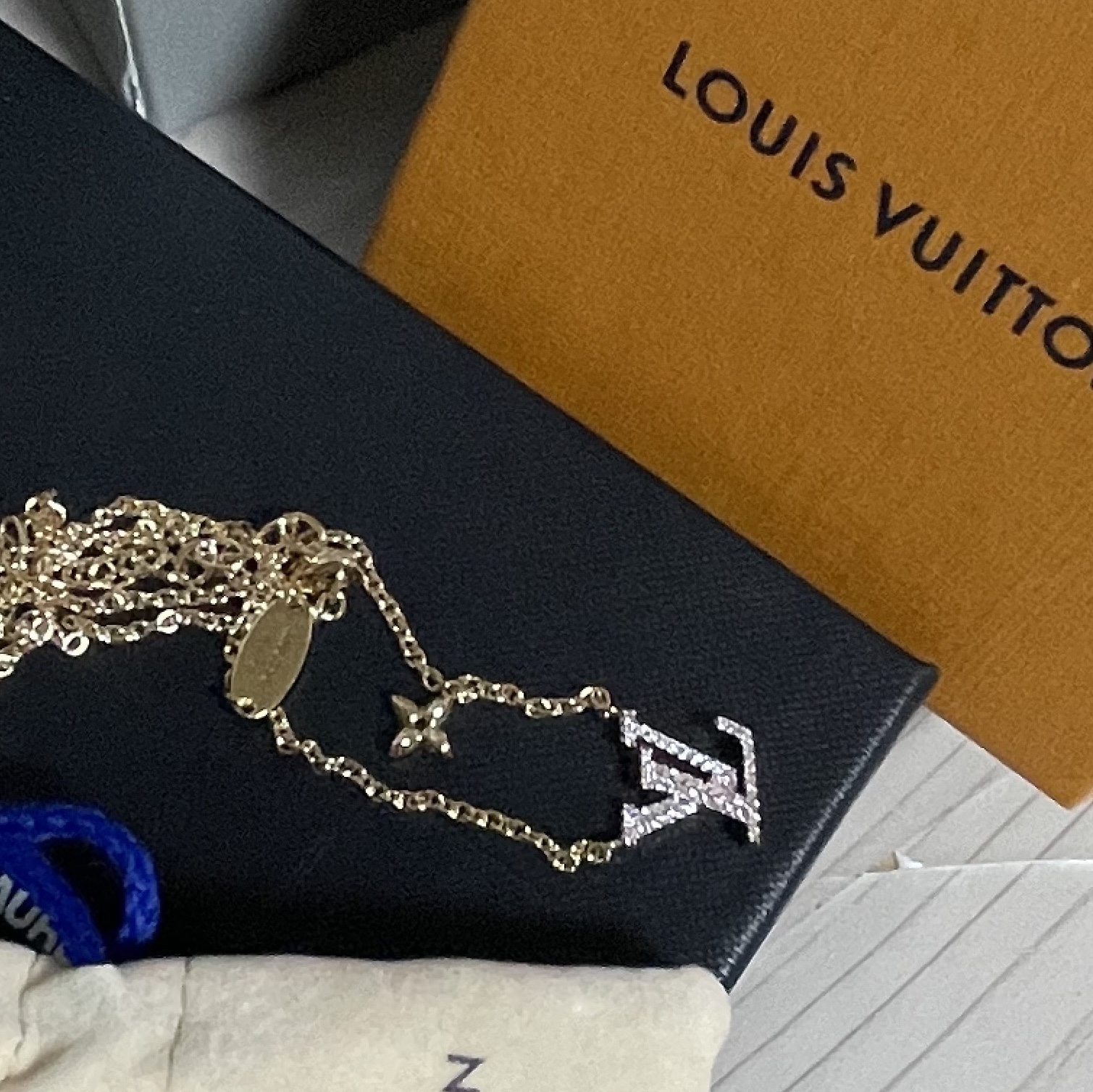 (W) Louis Vuitton LV Iconic Necklace Gold 착용 스타일