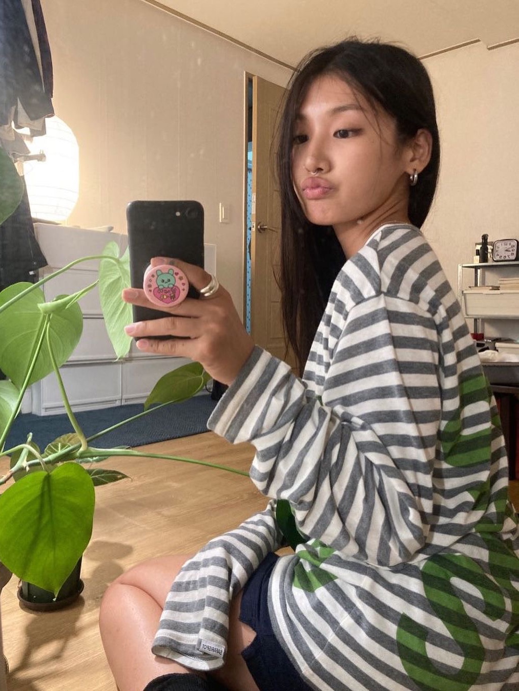 [KREAM 단독] Safarispot Ticketing Stripe Border Tee Gray, [KREAM 단독] Safarispot Women 1/2 Ticketing Stripe Border Tee Gray 착용 스타일 - 2