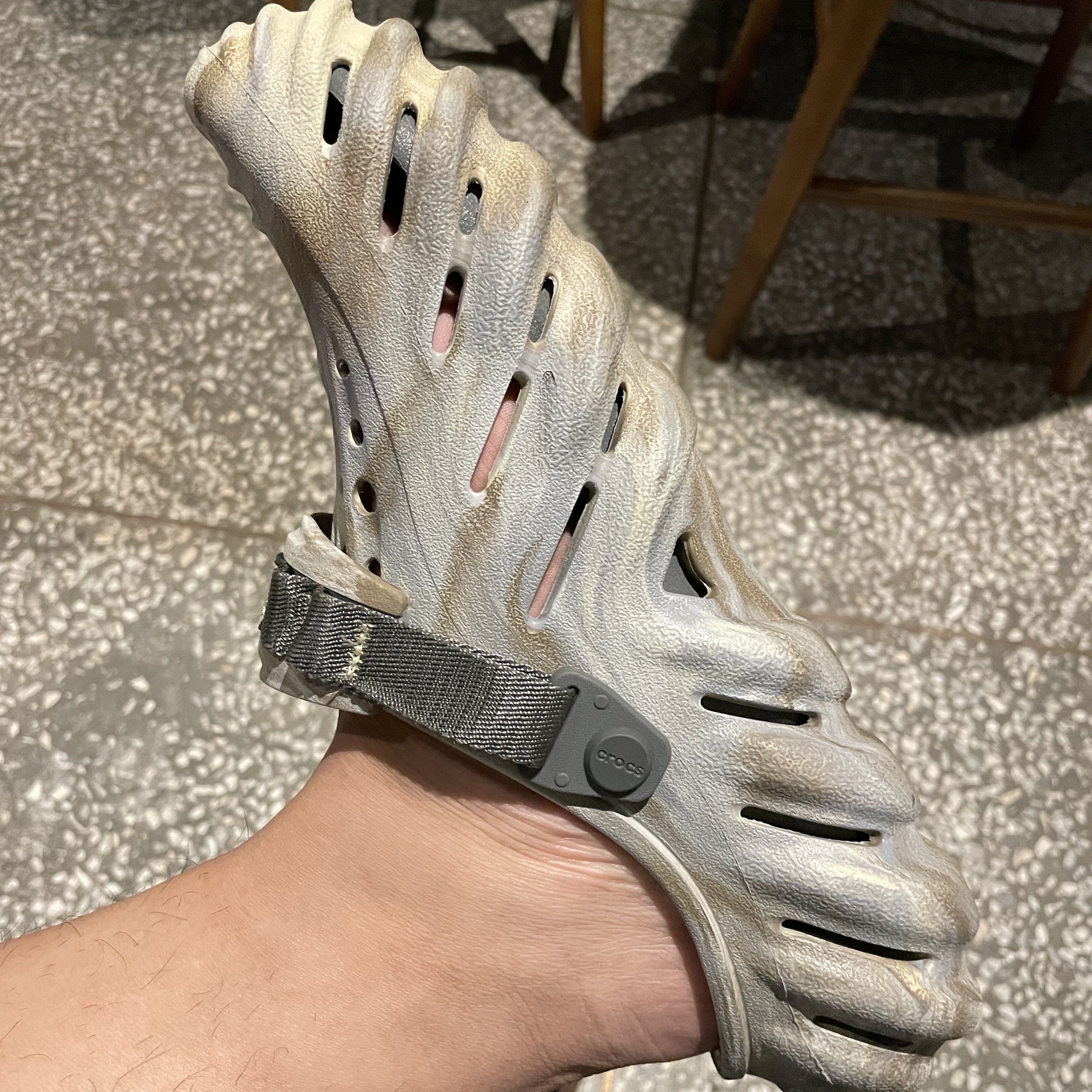 Crocs Echo Marbled Clog Bone Multi 착용 스타일