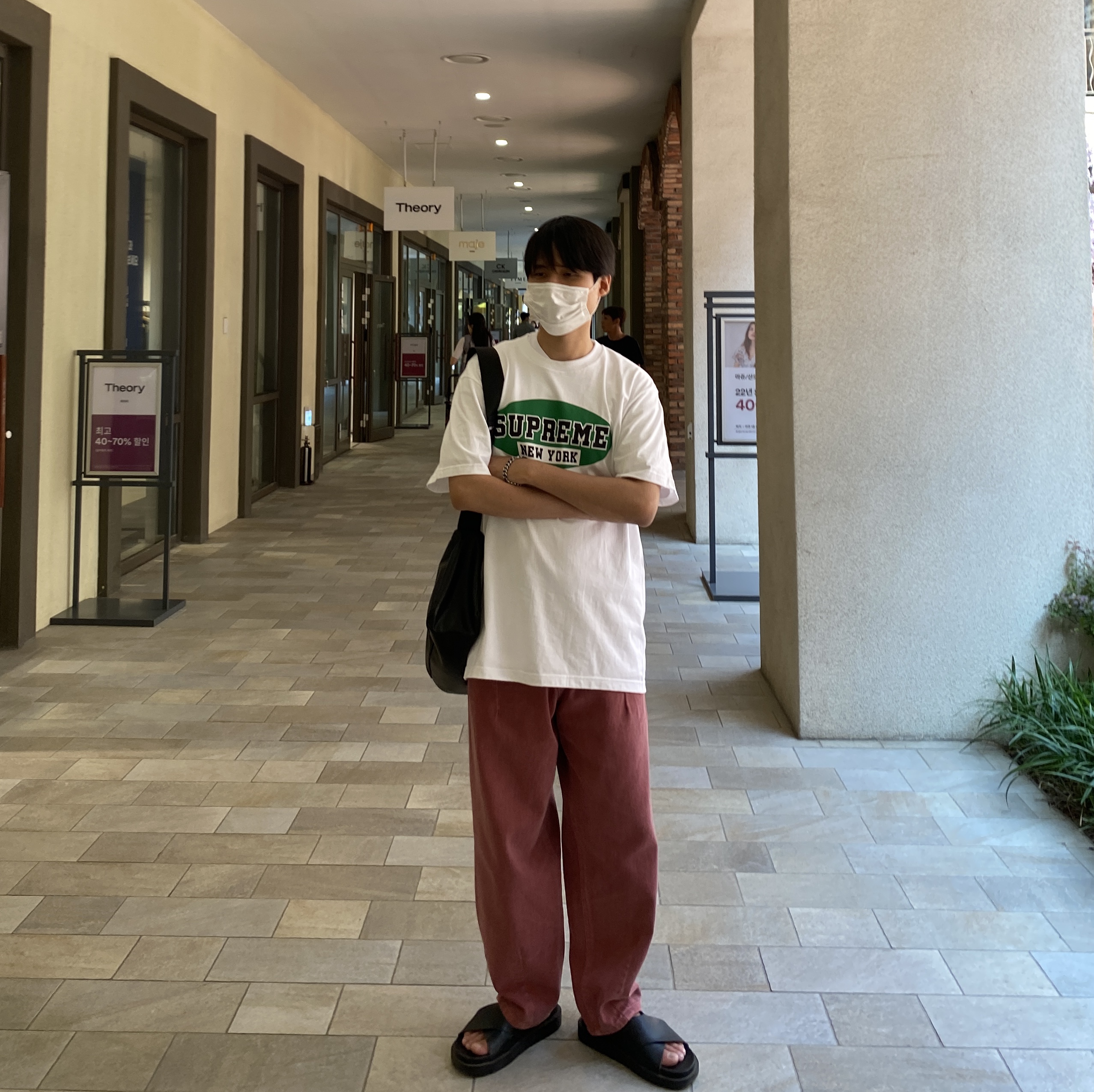 Supreme New York T-Shirt Black - 23SS, Supreme New York T-Shirt Heather Grey - 23SS 착용 스타일 - 2