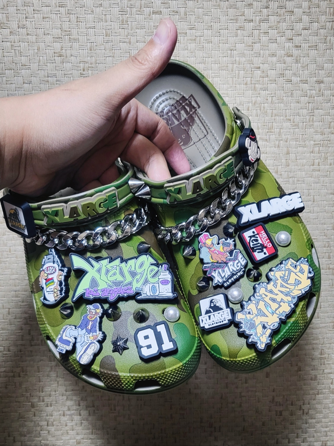 Crocs x XLarge Classic Clog Camo 착용 스타일 - 1