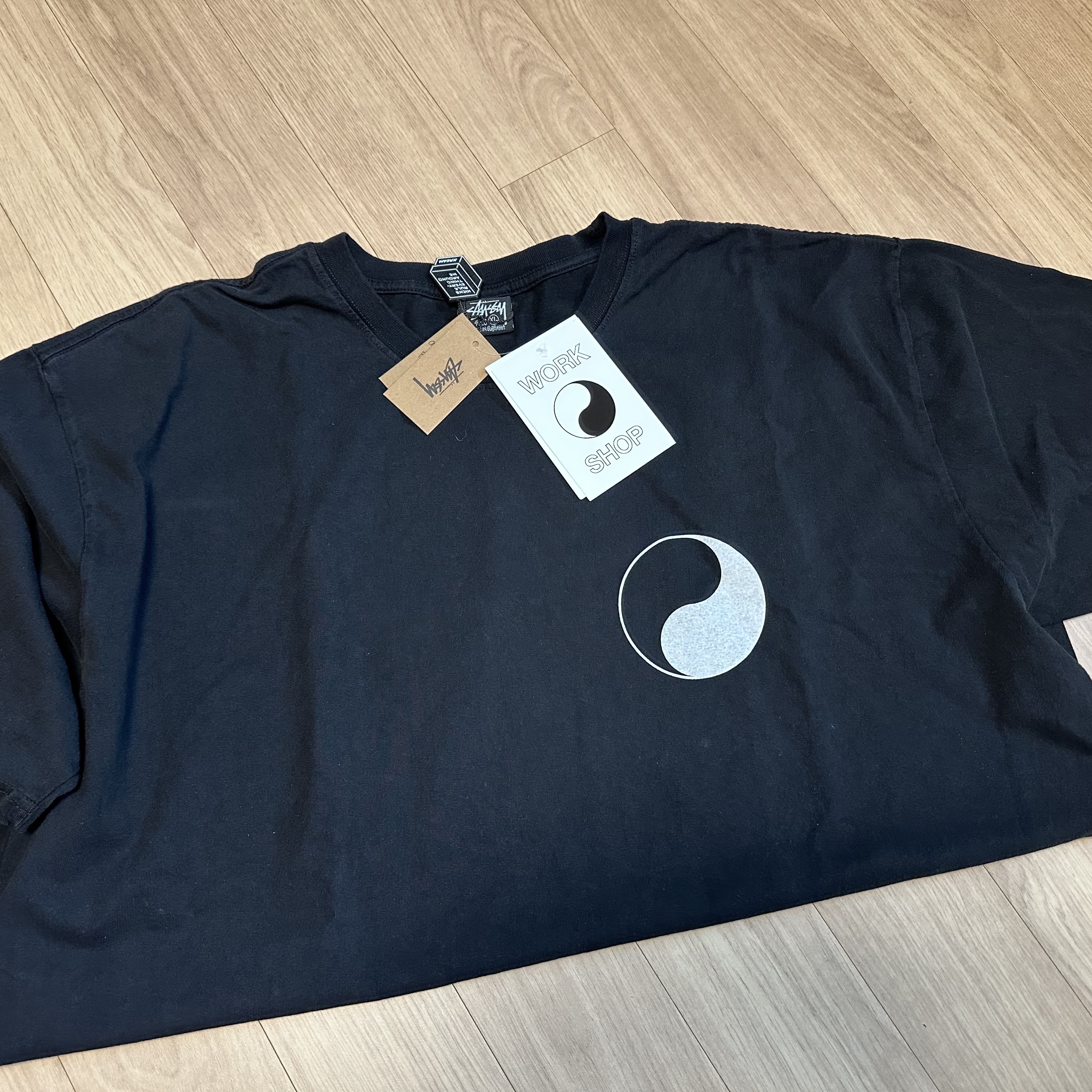 Stussy x Our Legacy Work Shop Yin Yang Pigment Dyed T-Shirt Black, Nike x Stussy Beach Pants Off Noir 착용 스타일 - 2