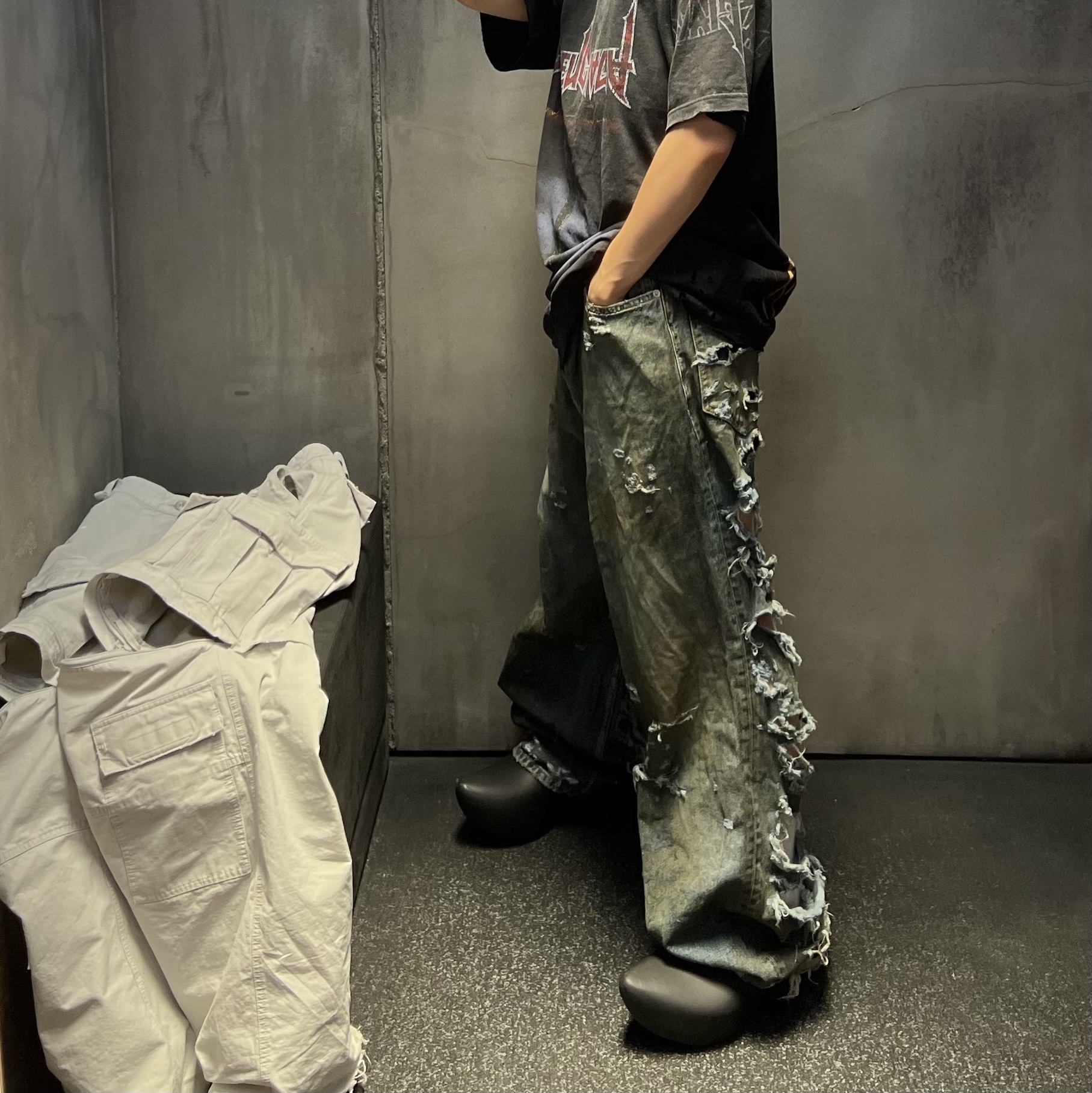 Balenciaga Super Destroyed Baggy Pants Light Blue 착용 스타일 - 5