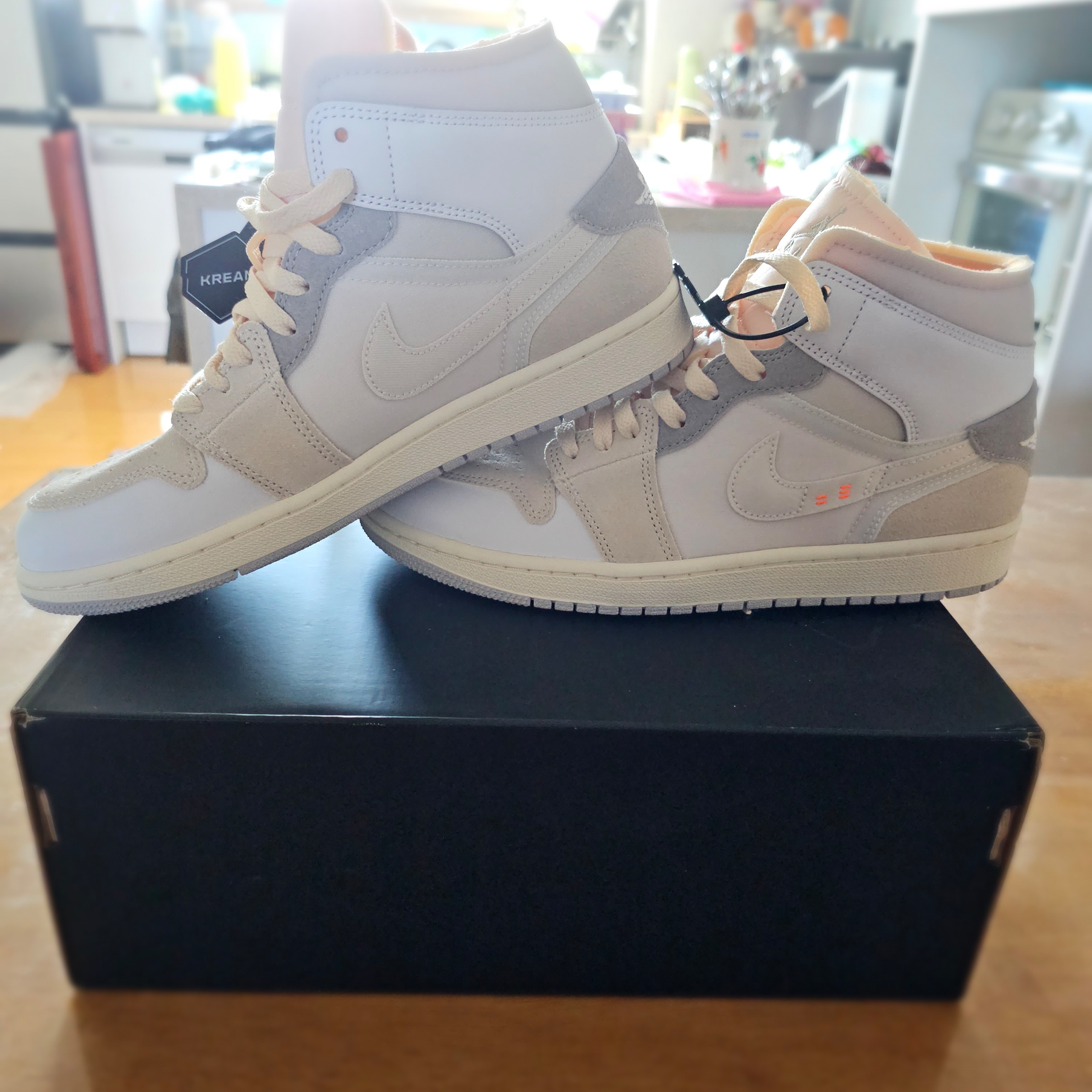 Jordan 1 Mid SE Craft White and Phantom 착용 스타일 - 2
