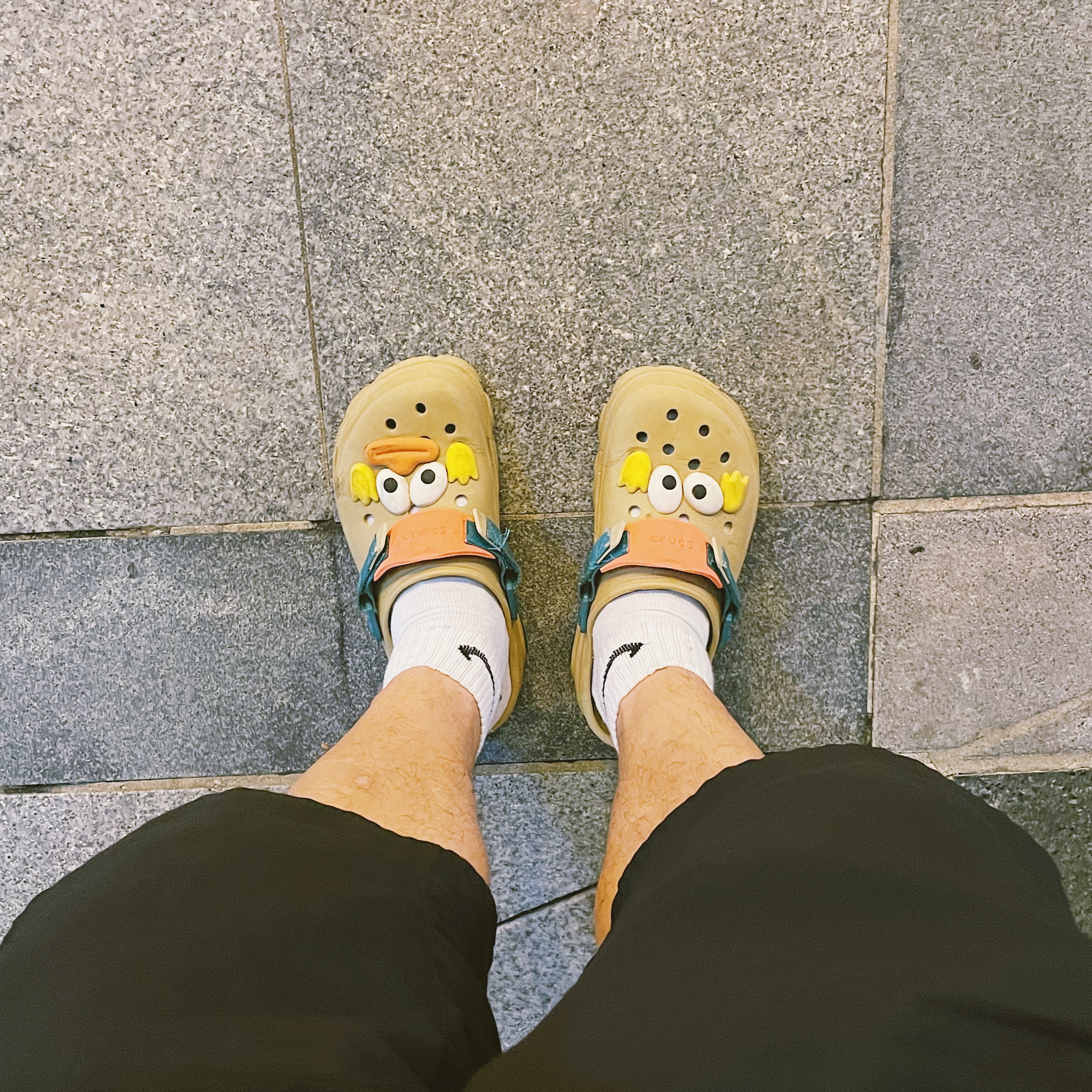 Crocs All Terrain Clog Khaki 착용 스타일