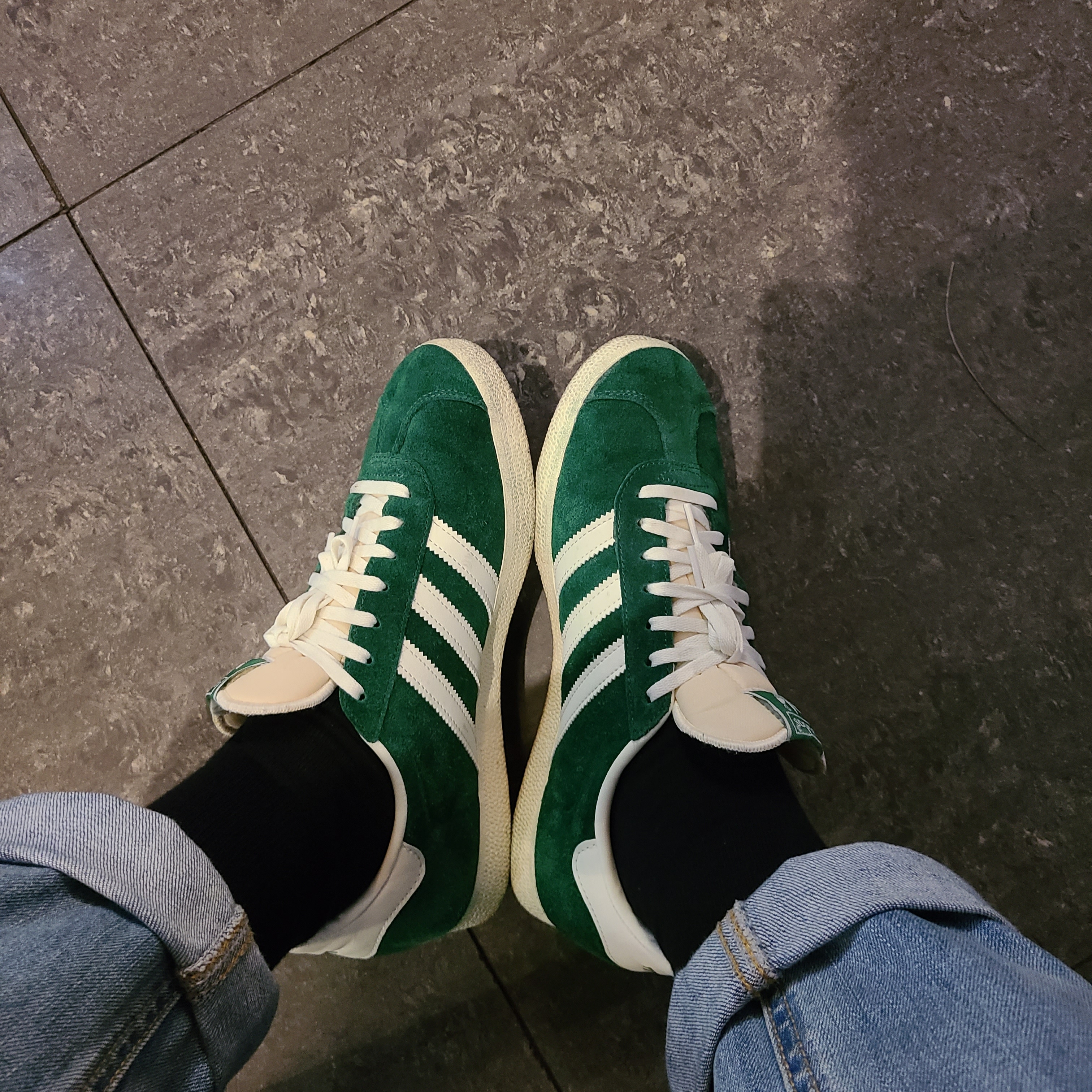 Adidas Gazelle Dark Green Cream White 착용 스타일
