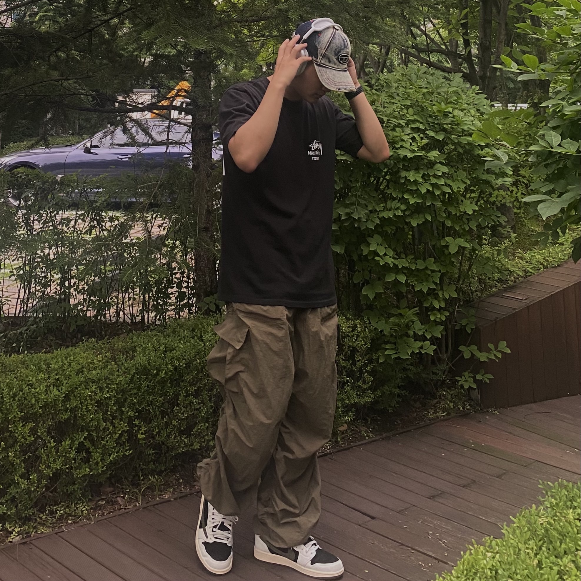 (W) Jordan 1 x Travis Scott Retro Low OG SP Medium Olive, Stussy x Martine Rose Collage Pigment Dyed T-Shirt Black 착용 스타일 - 1