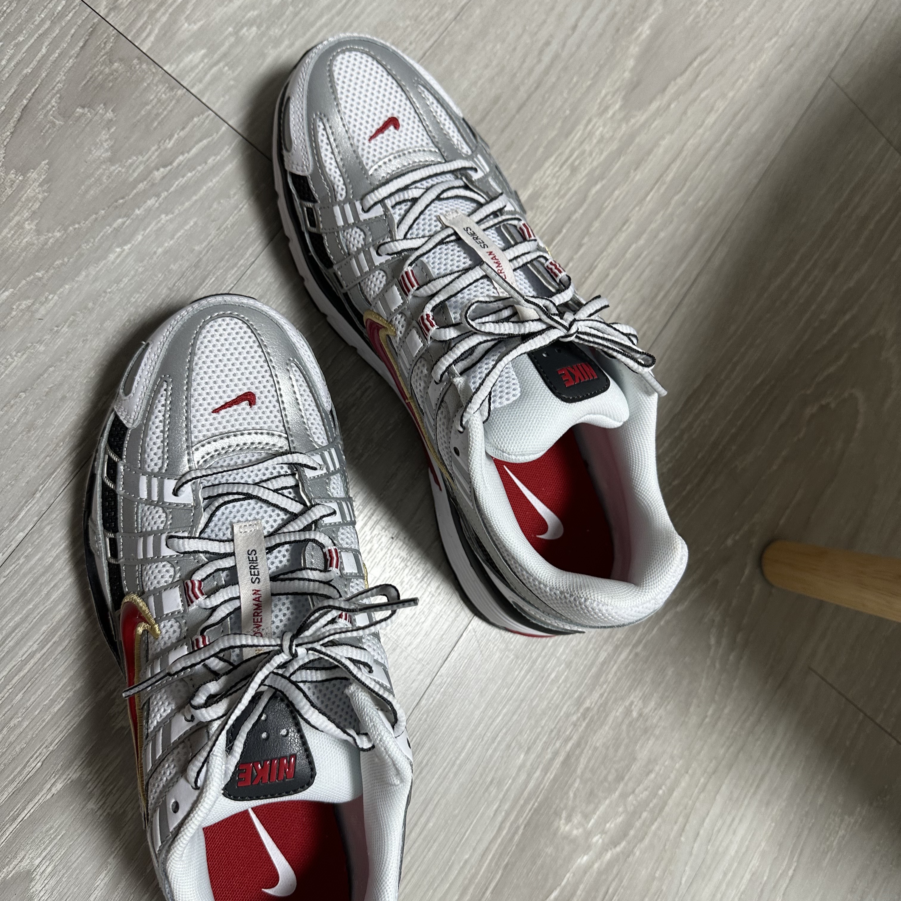 (W) Nike P-6000 Metallic Silver Red 착용 스타일