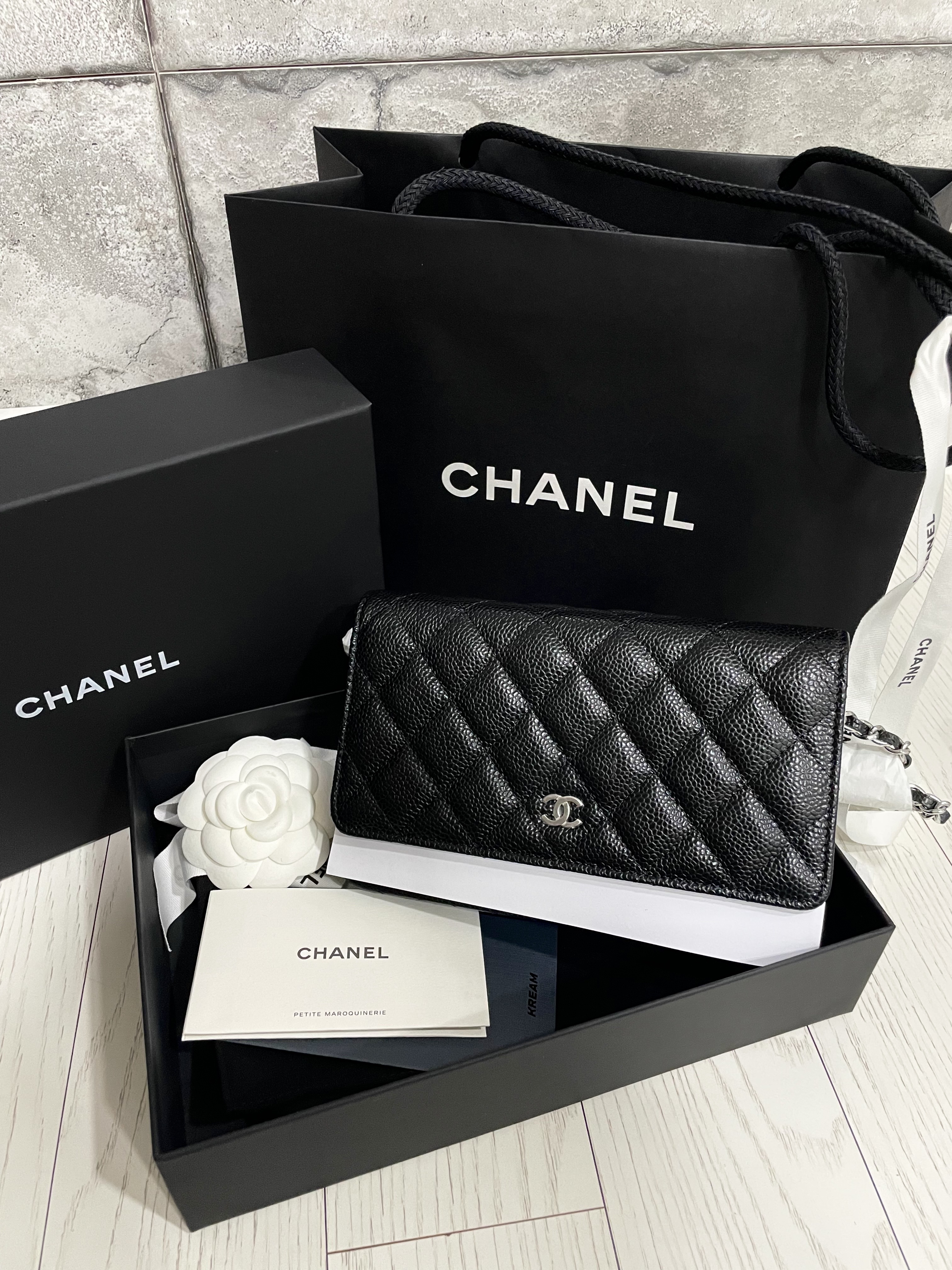 Chanel Classic Wallet On Chain Grained Calfskin & Silver Black 착용 스타일 - 2
