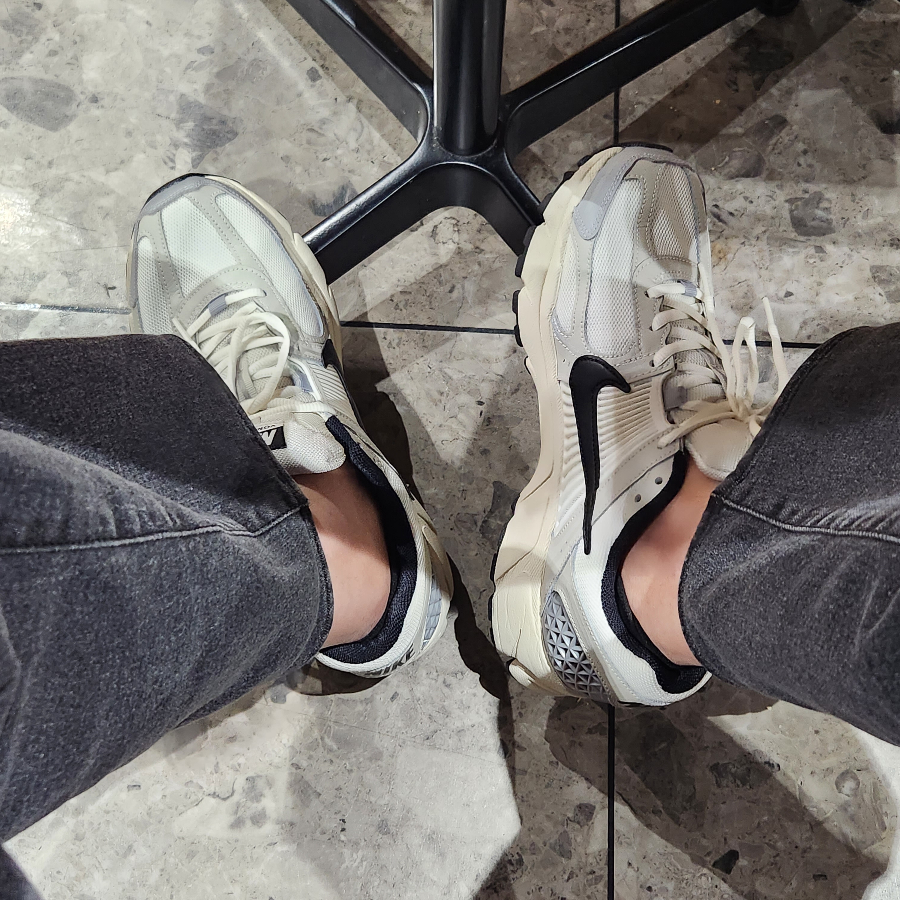 (W) Nike Zoom Vomero 5 Wolf Grey and Black 착용 스타일