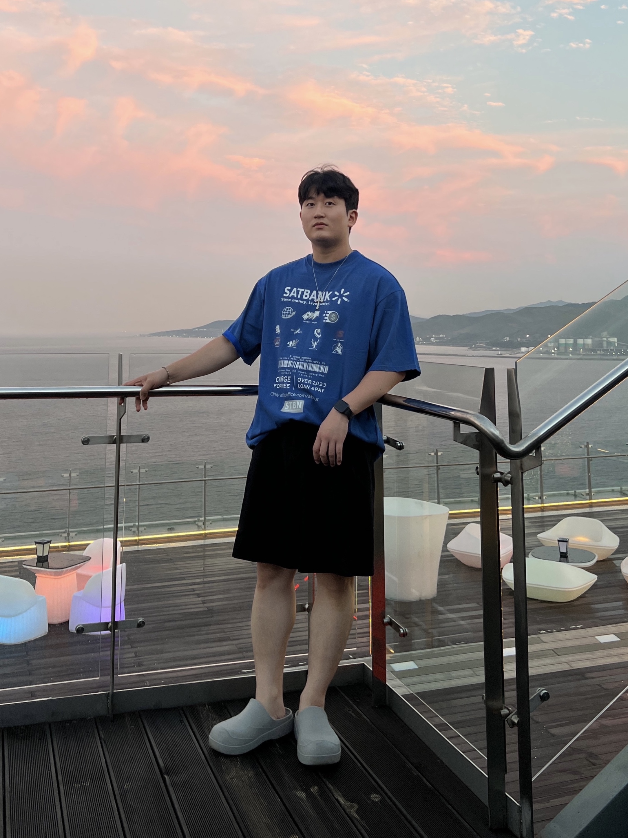 [KREAM 단독] STU Spray Bank Printing T-Shirt Blue 착용 스타일 - 1