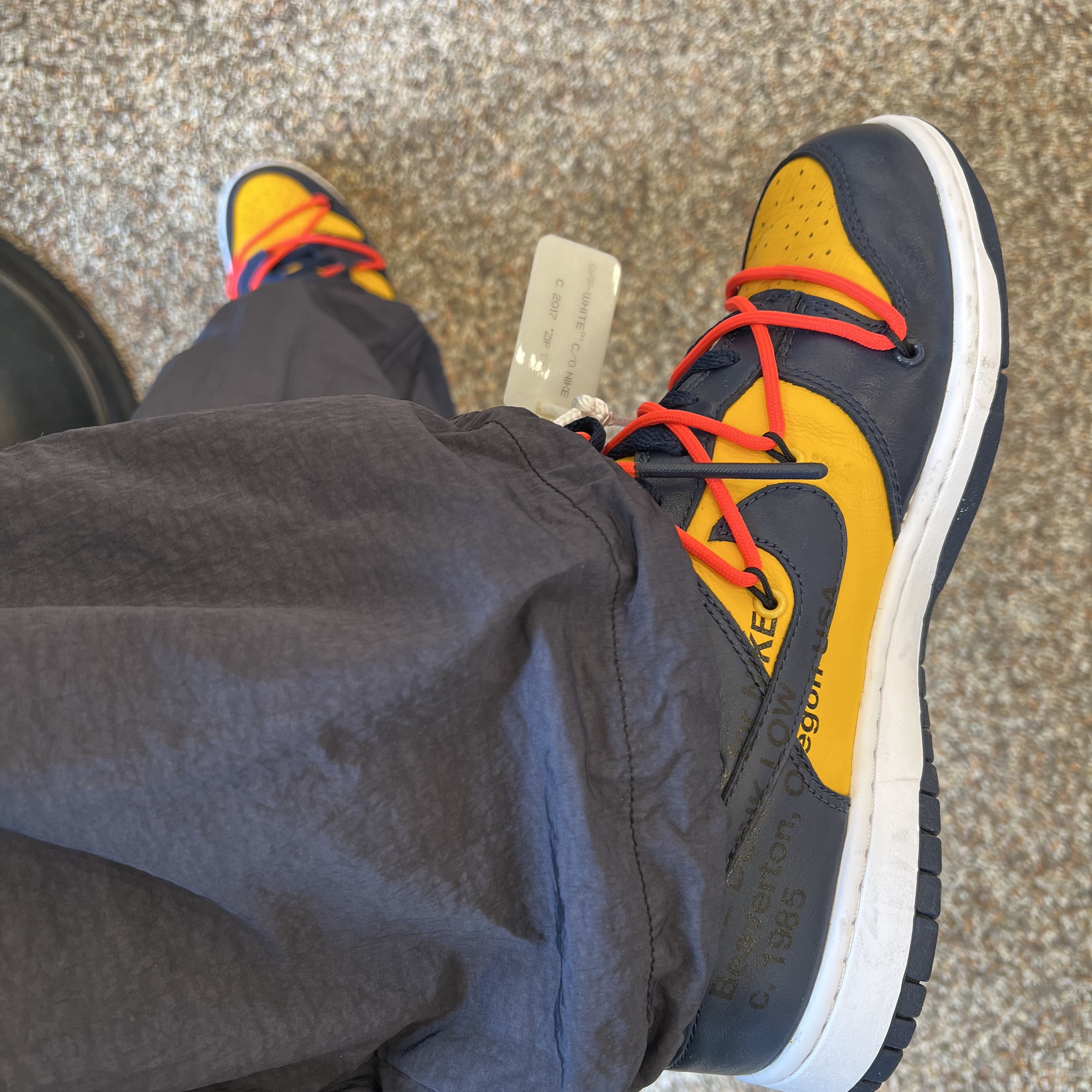 Nike x Stussy Beach Pants Off Noir, Nike x Off-White Dunk Low University Gold Midnight Navy 착용 스타일