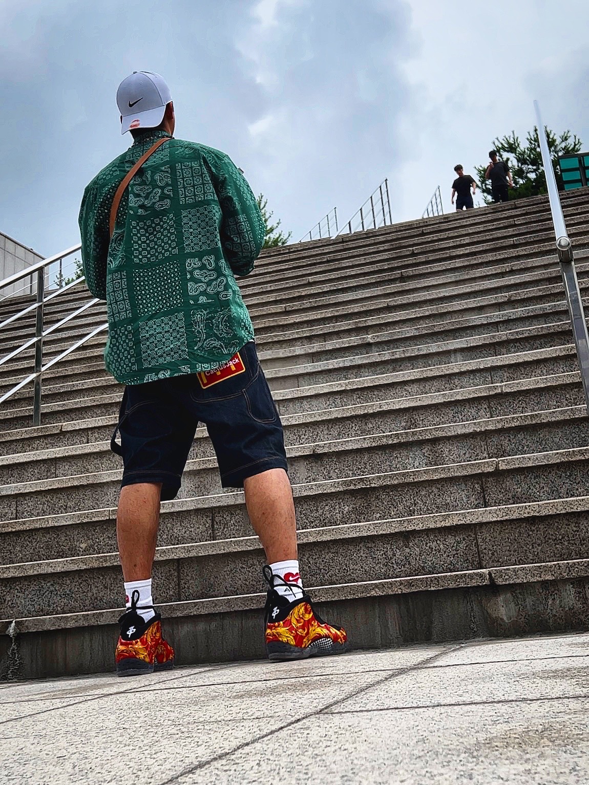 Supreme Paisley Grid Shirt Black - 20SS, Nike x Supreme Air Foamposite One Red 착용 스타일 - 1