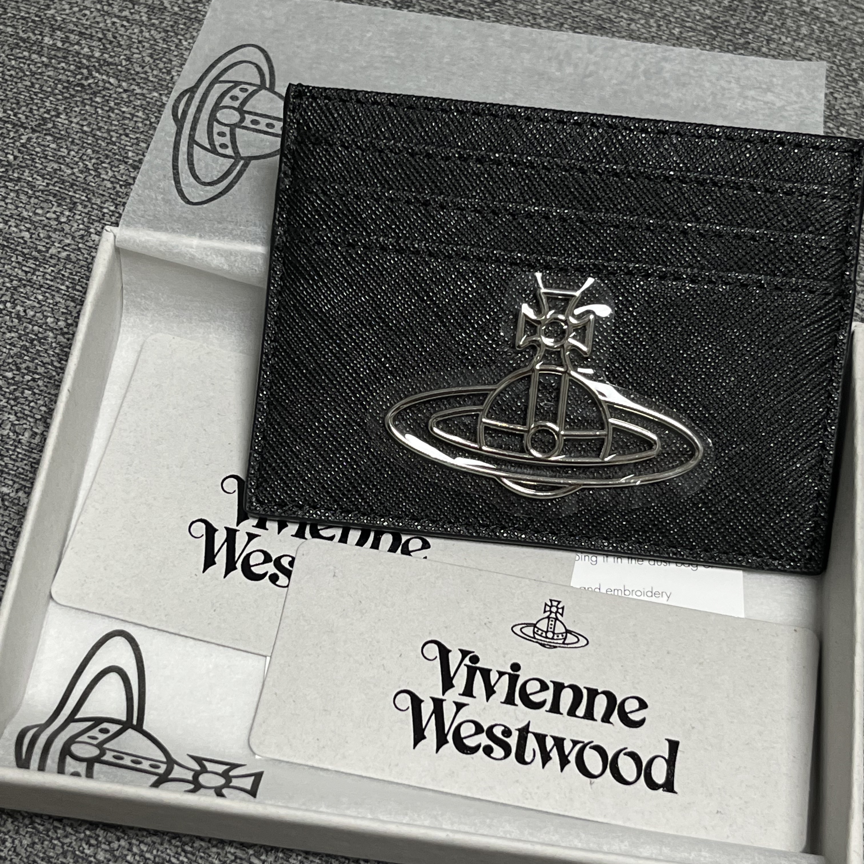 Vivienne Westwood Saffiano Thin Line Orb Card Holder Black 착용 스타일