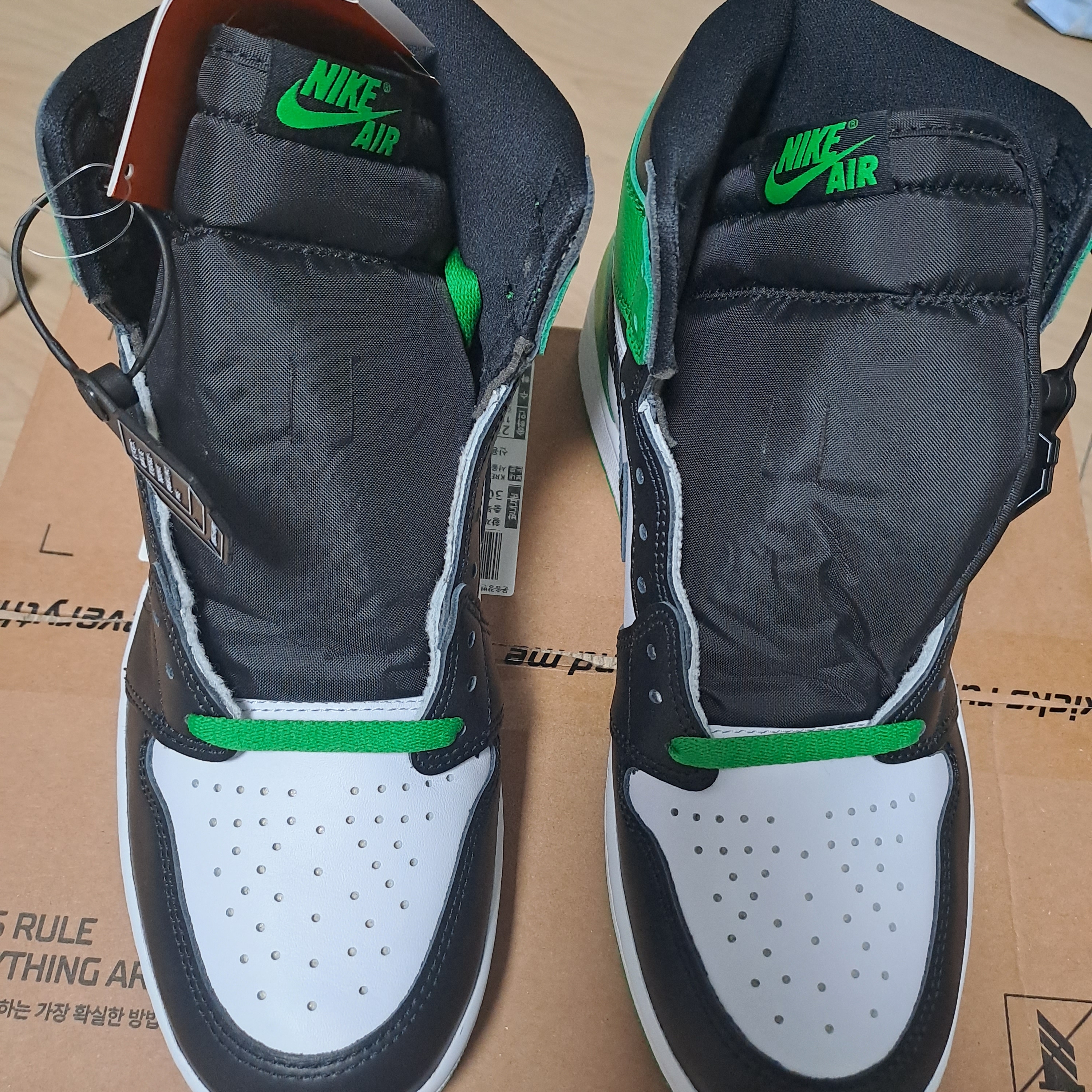 Jordan 1 Retro High OG Black and Lucky Green 착용 스타일 - 2