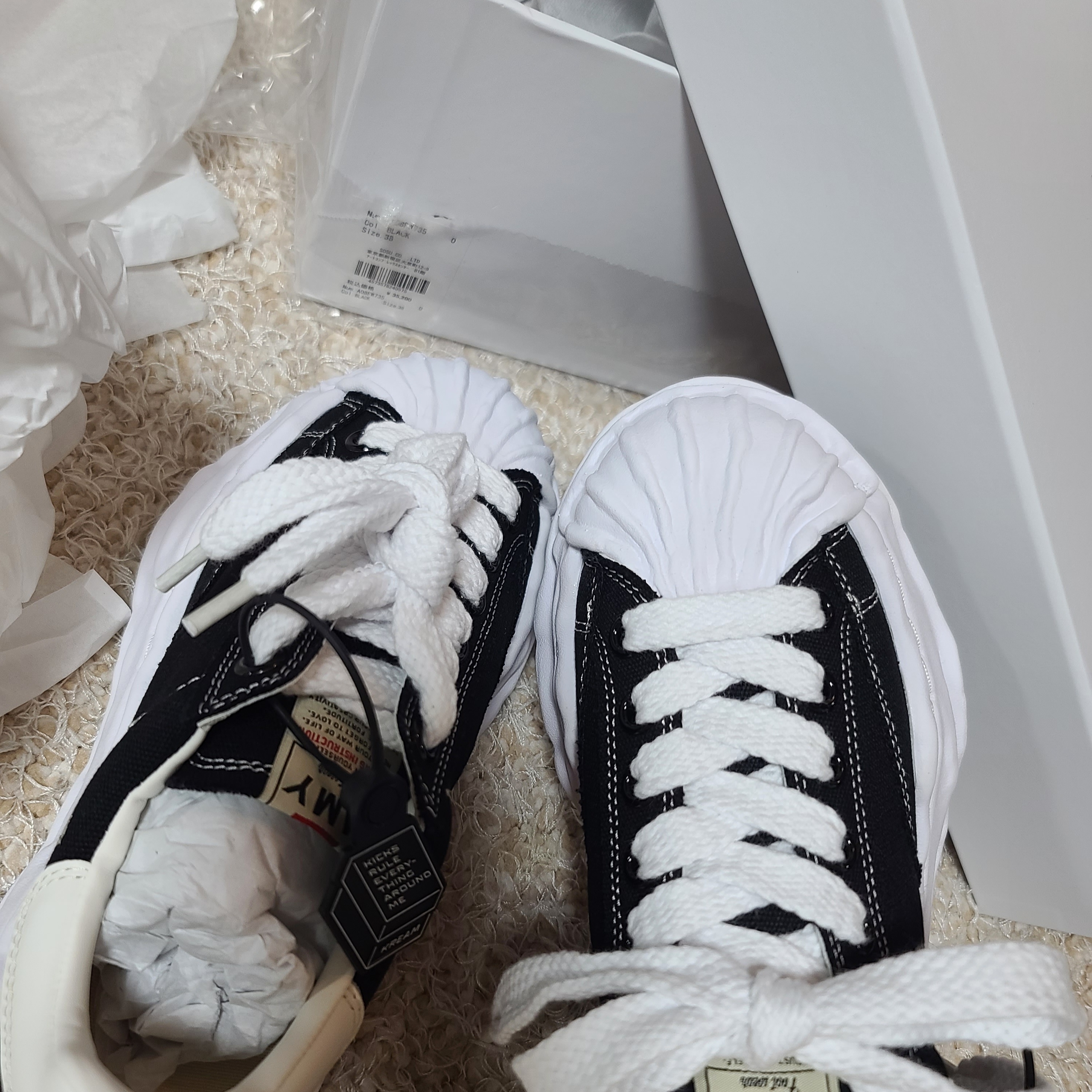 Maison Mihara Yasuhiro Blakey OG Sole Canvas Low-top Sneakers Black White 착용 스타일 - 2