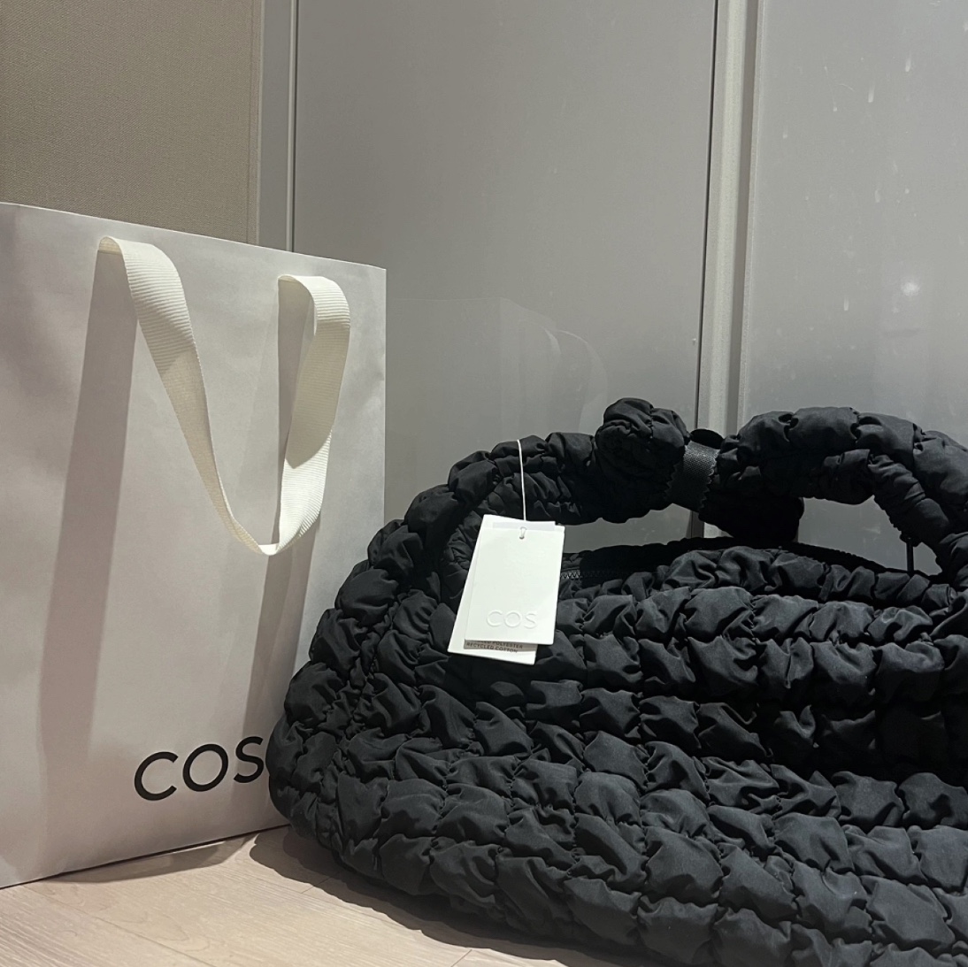 COS Quilted Oversized Shoulder Bag Black 착용 스타일