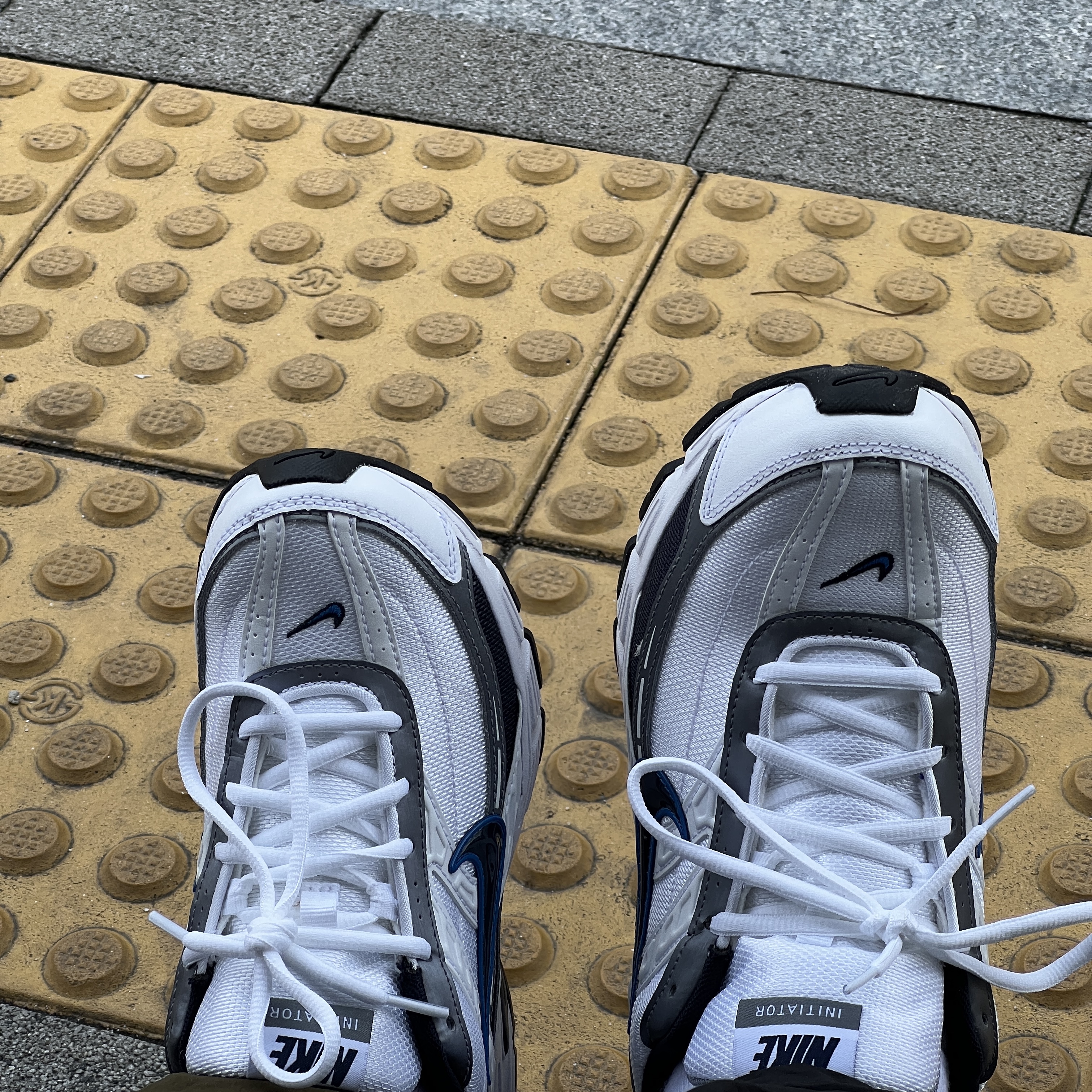 Nike Initiator White Obsidian Metallic Cool Grey 착용 스타일 - 2