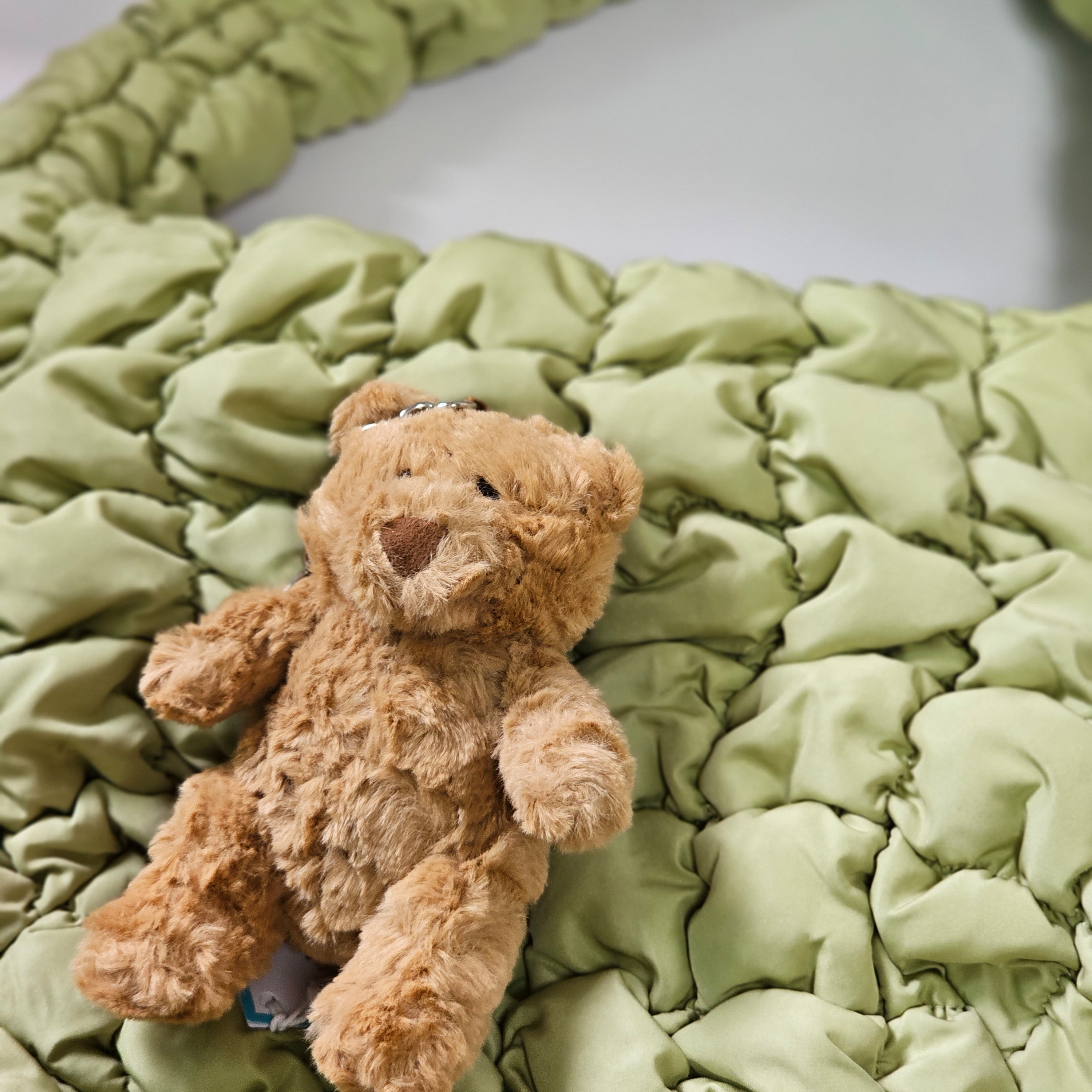 Jellycat Bartholomew Bear Bag Charm Brown, COS Quilted Mini Bag Light Green 착용 스타일 - 1