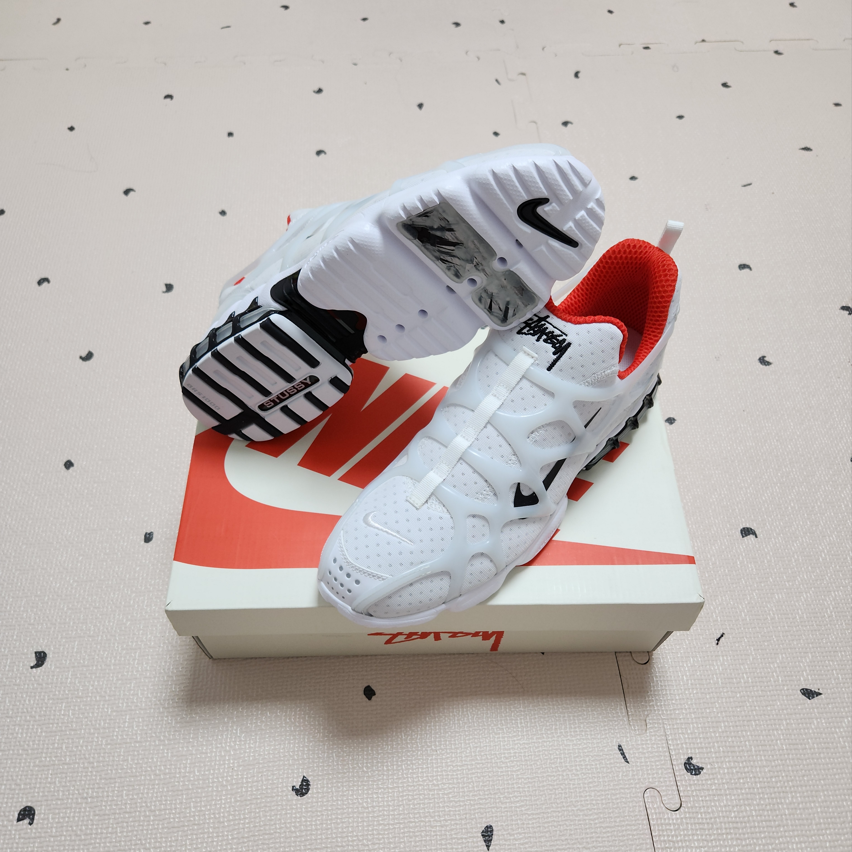 Nike x Stussy Air Zoom Spiridon Kukini White 착용 스타일 - 2