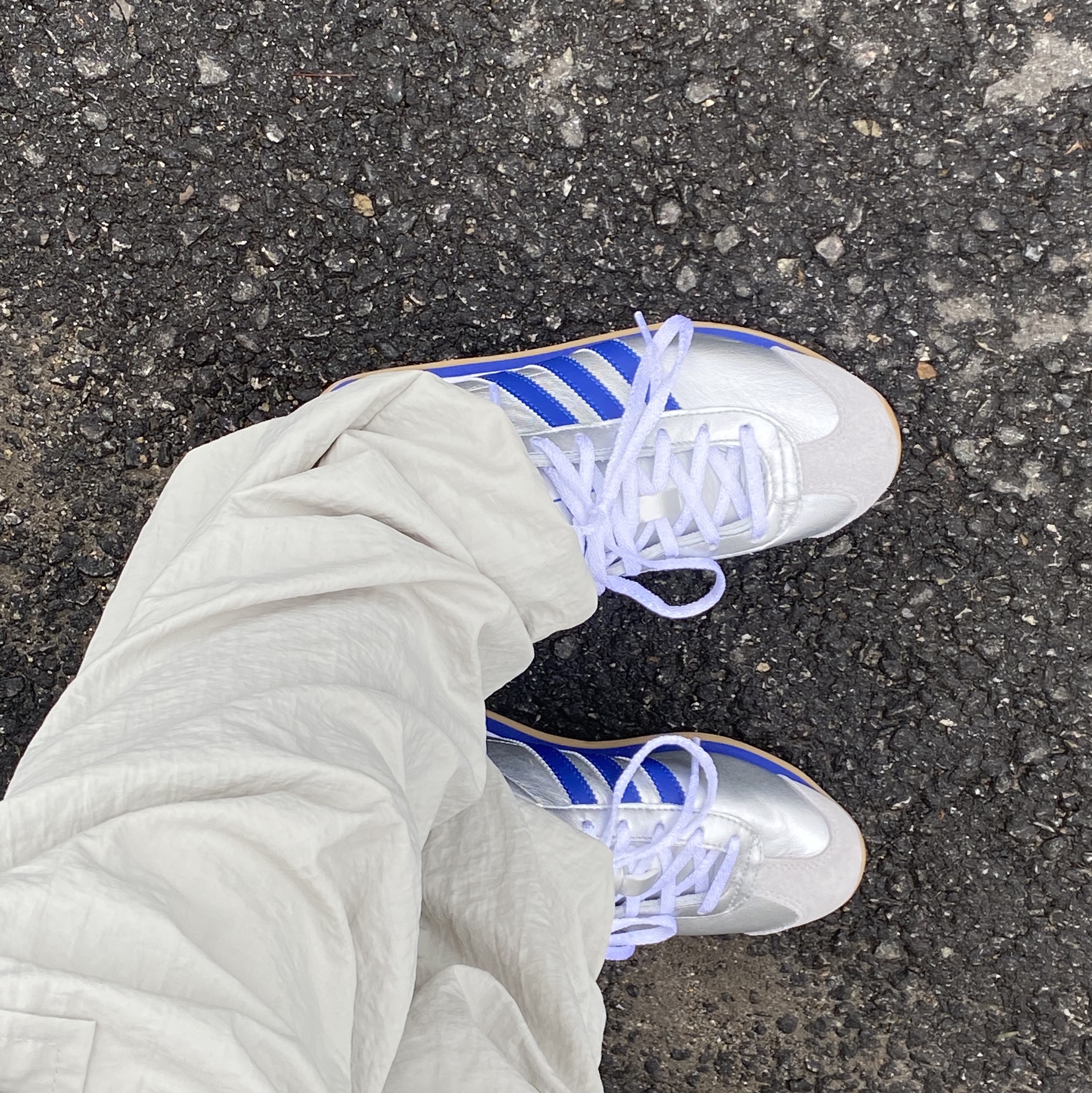 Adidas Country OG Matte Silver Bright Blue 착용 스타일