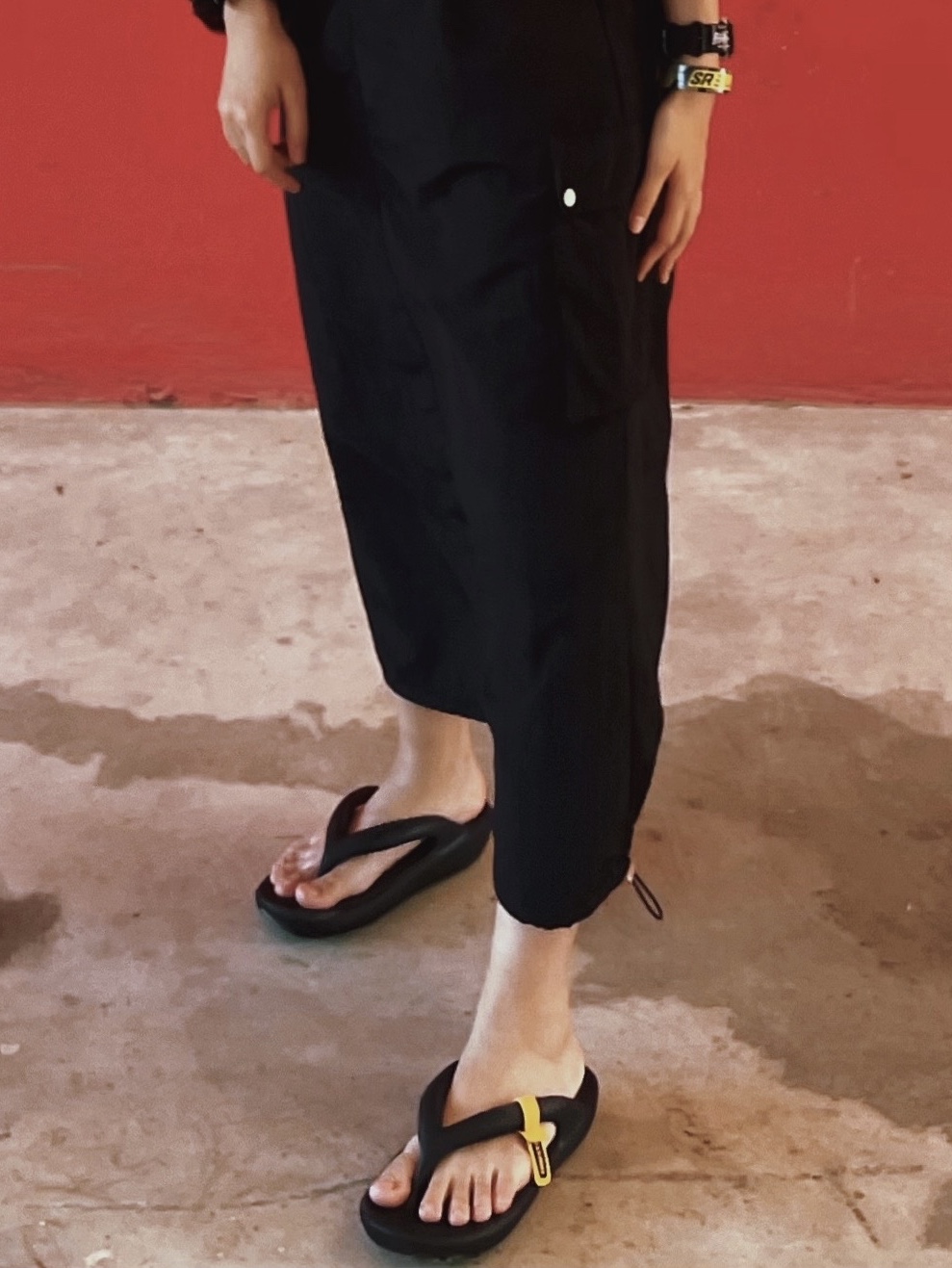 Taw&Toe Flip Flop Zerovity Bio Black, Uniqlo U Drawstring Shoulder Bag Black 착용 스타일 - 4