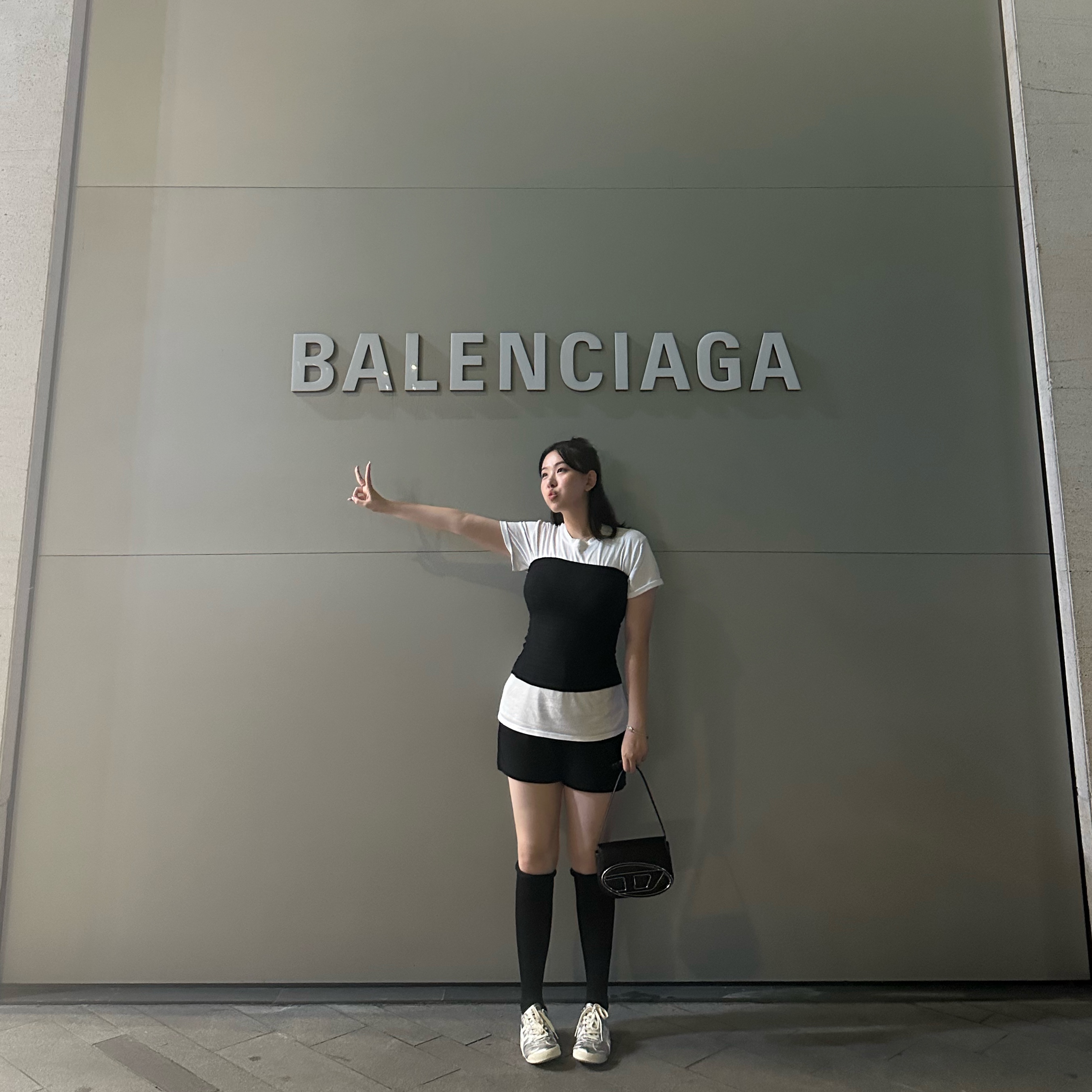Onitsuka Tiger Mexico 66 White Silver, Diesel 1DR Shoulder Bag in Nappa Leather Black 착용 스타일 - 1