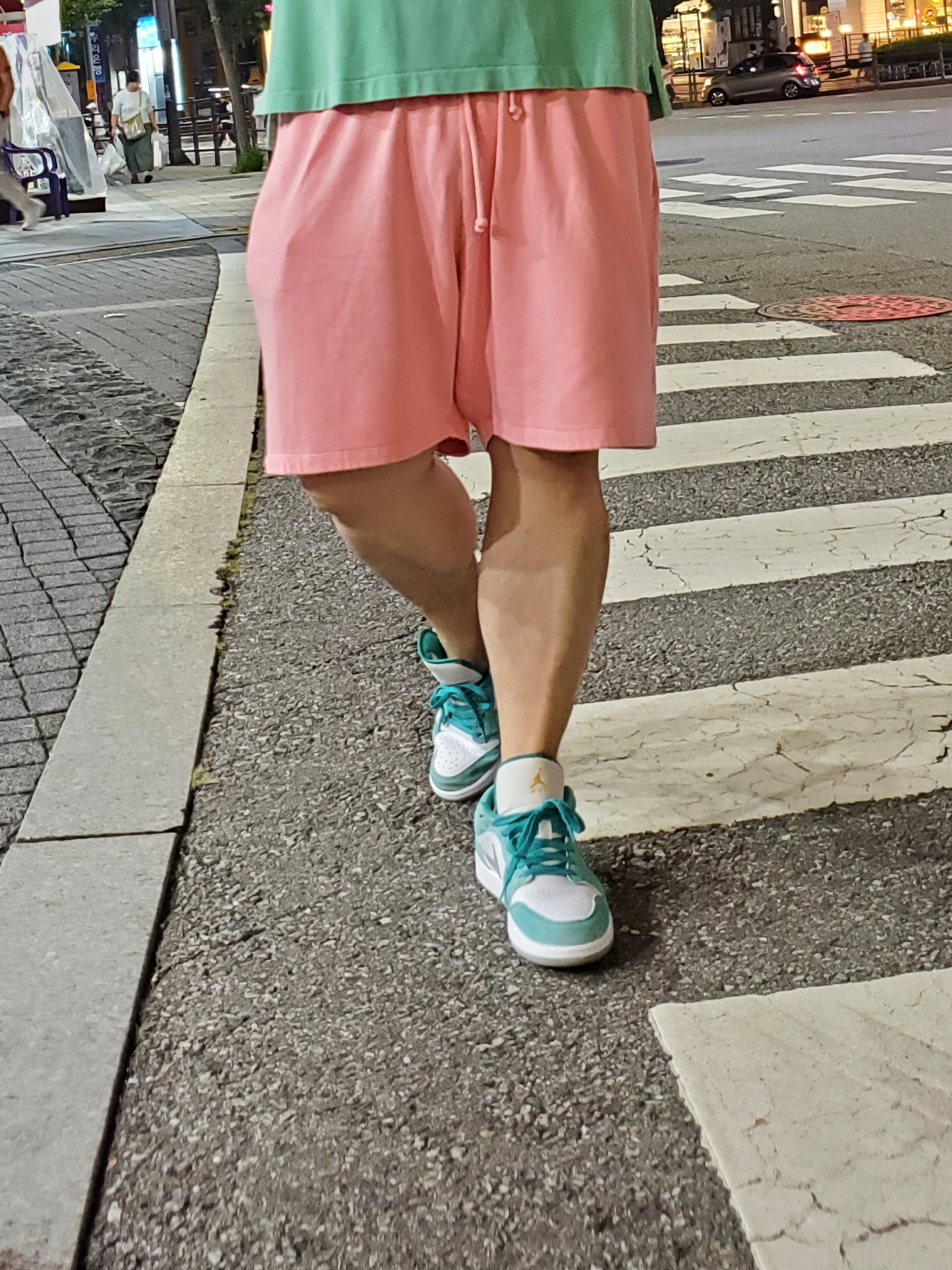 Jordan 1 Low SE New Emerald, Essentials x New Era Retro Crown Strapback Navy 착용 스타일 - 5