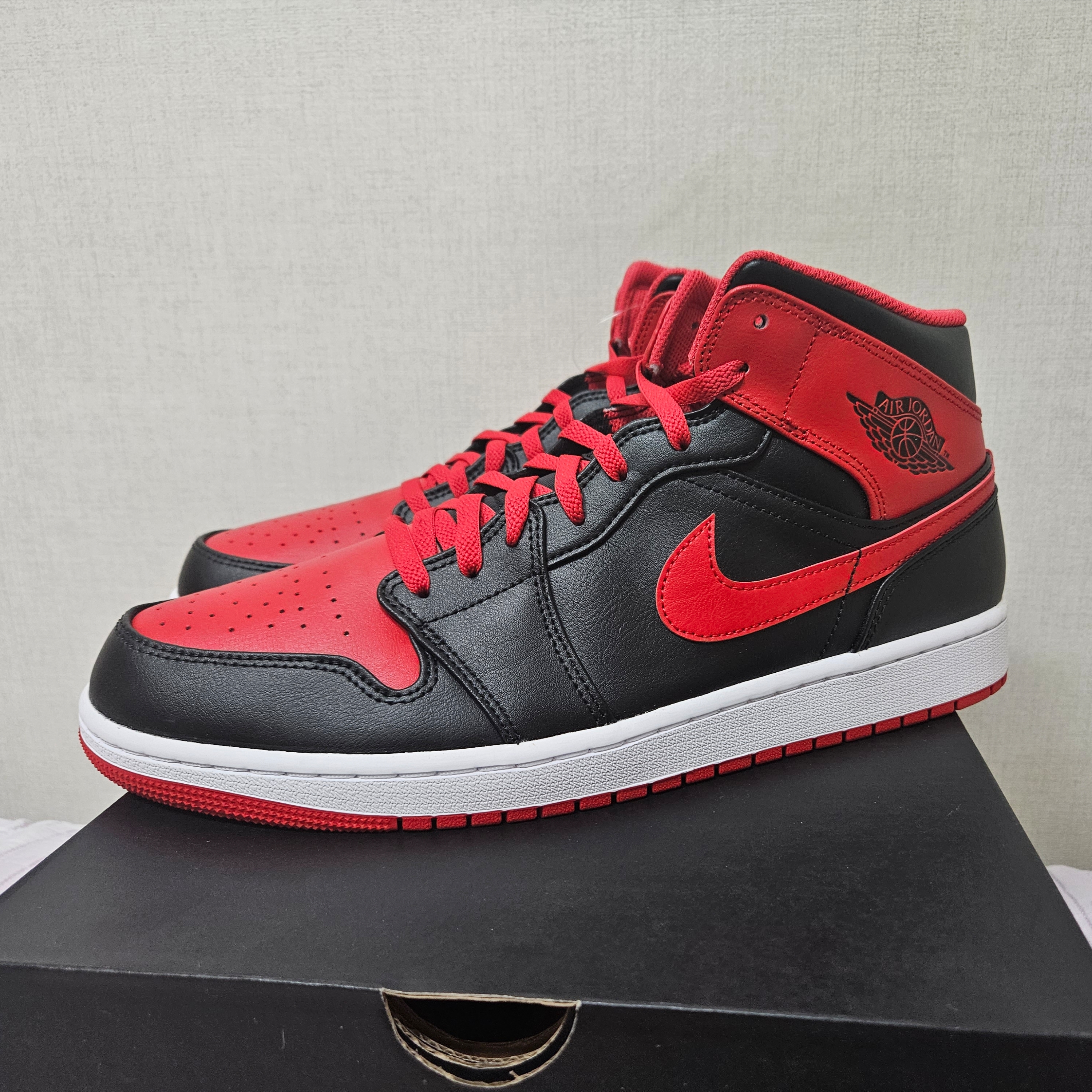 Jordan 1 Mid Black Fire Red 착용 스타일
