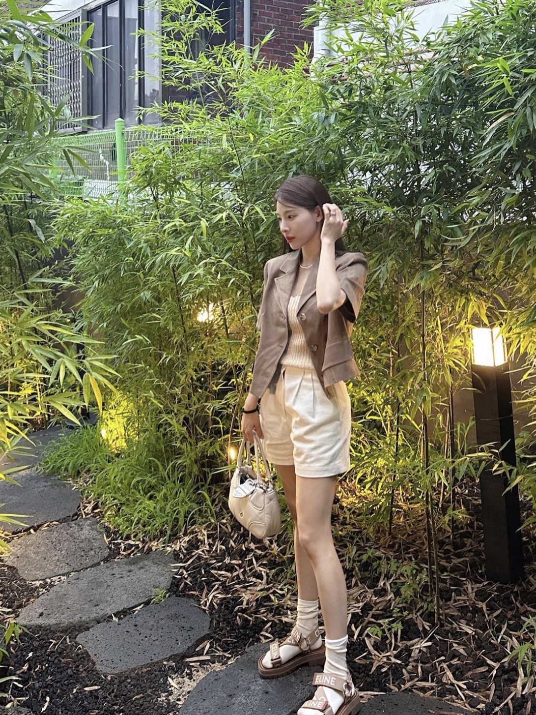 Prada Moon Padded Nappa Leather Bag White 착용 스타일 - 1