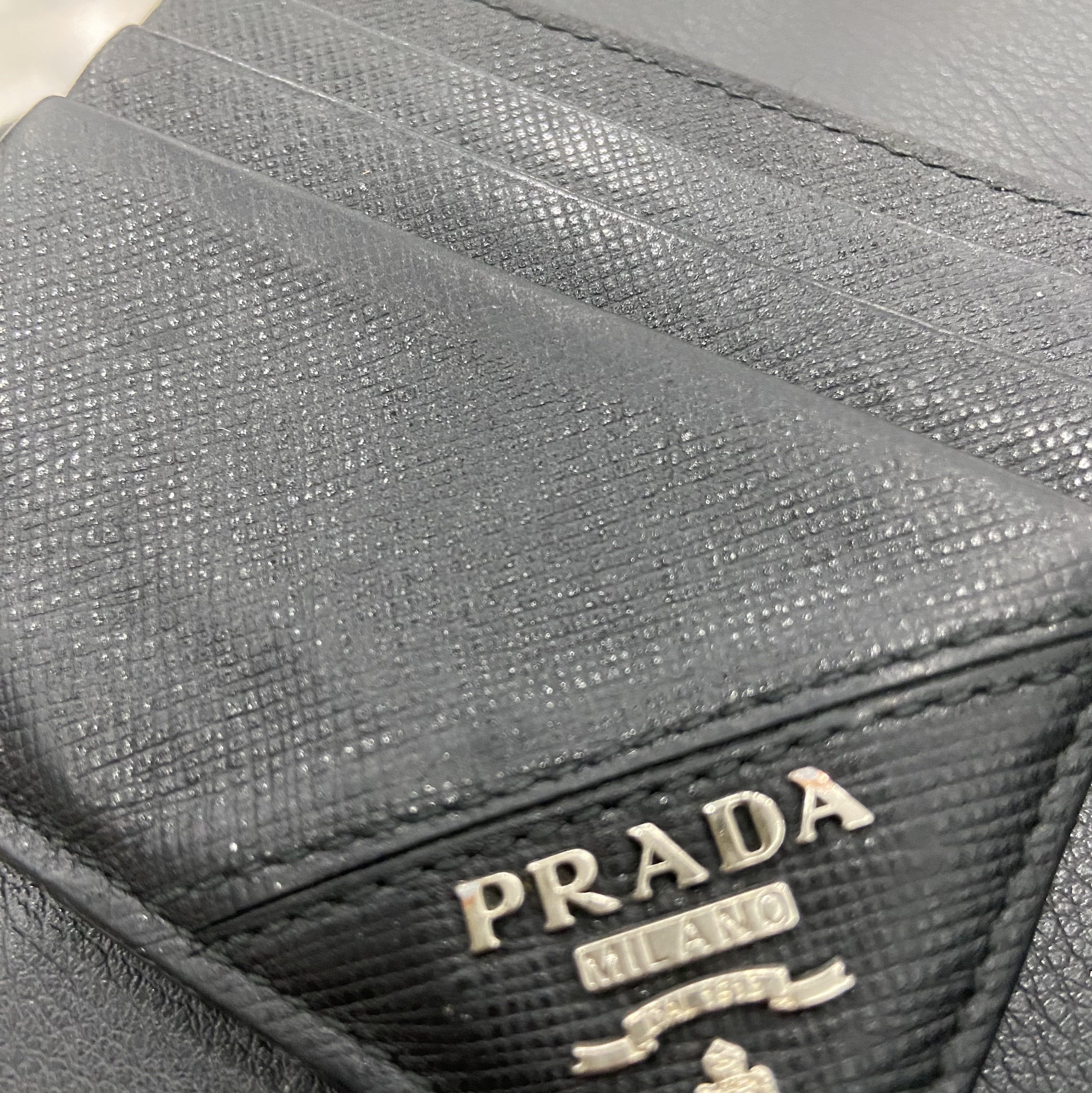 Prada Saffiano Leather Card Holder Black 착용 스타일