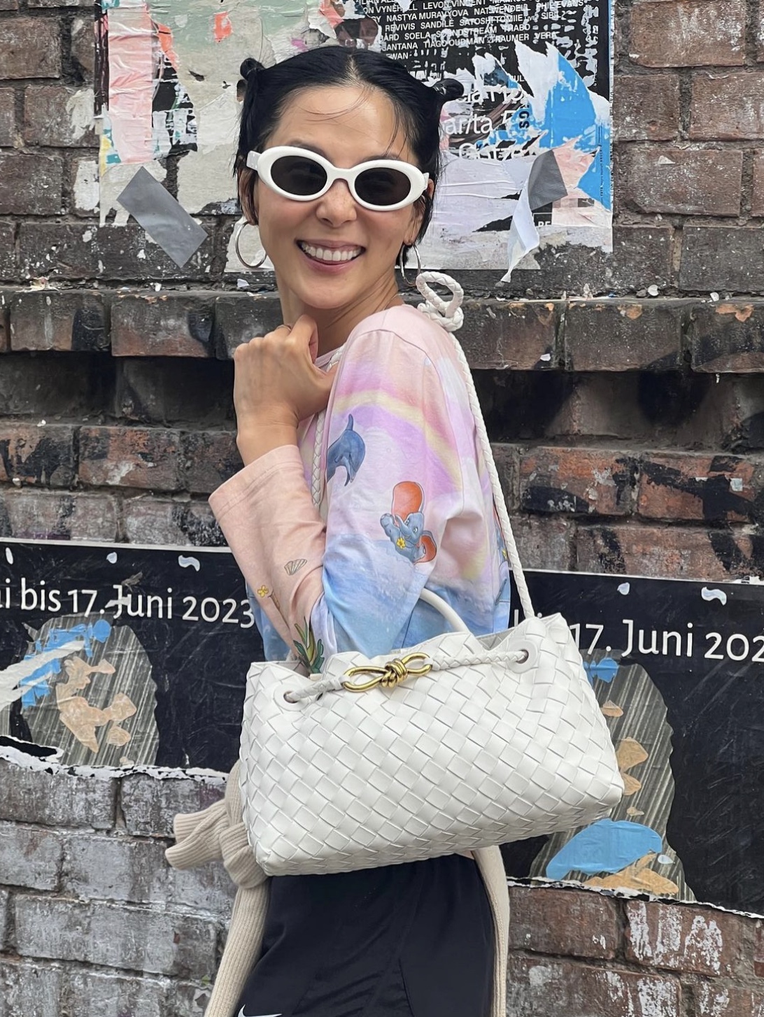 Bottega Veneta Small East West Andiamo White 착용 스타일 - 2
