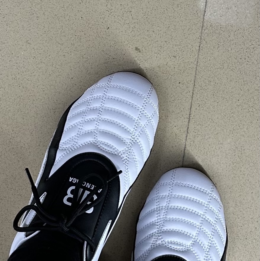 (W) Balenciaga Zen Sneakers White Black 착용 스타일