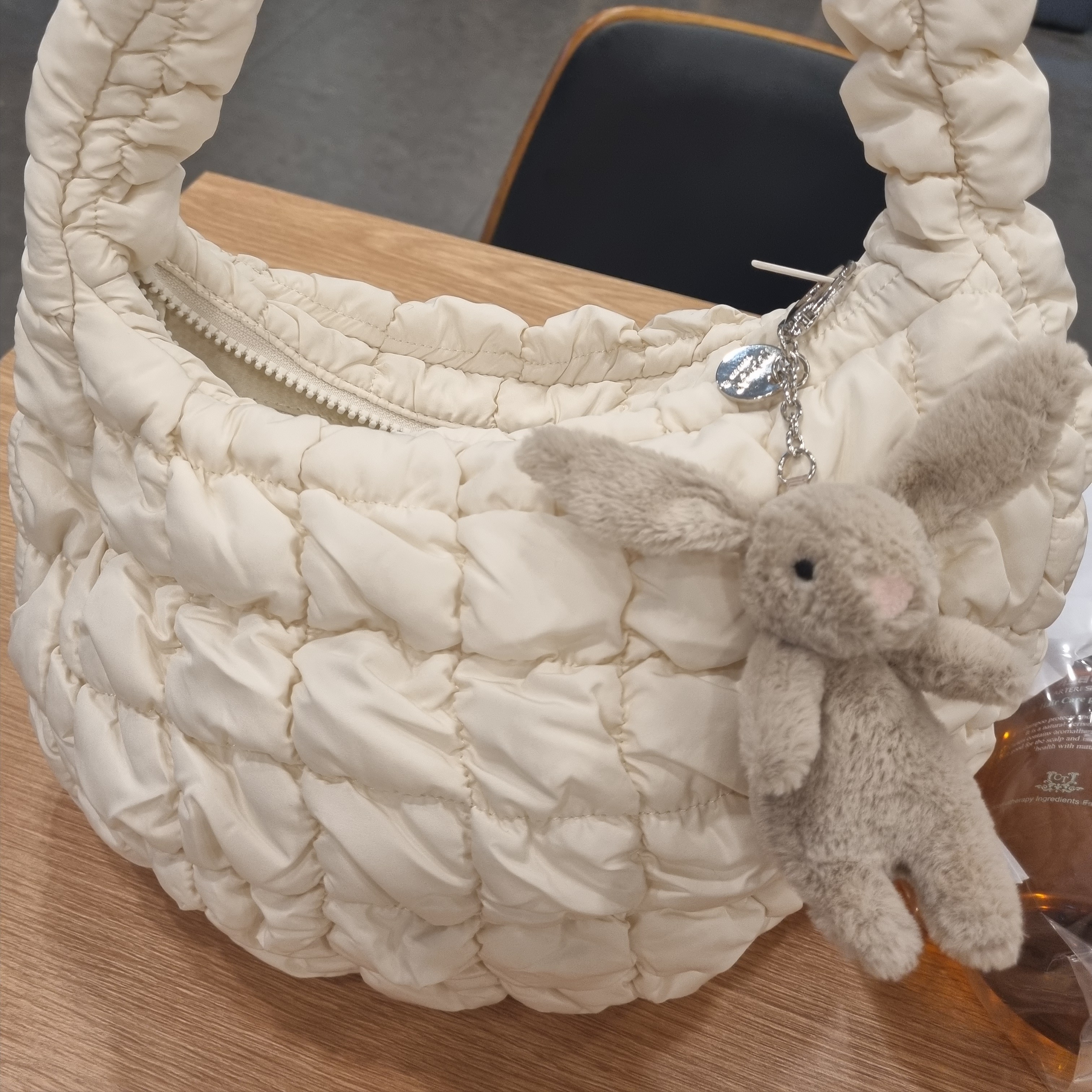 COS Quilted Mini Bag Cream, Jellycat Bashful Bunny Bag Charm Beige 착용 스타일