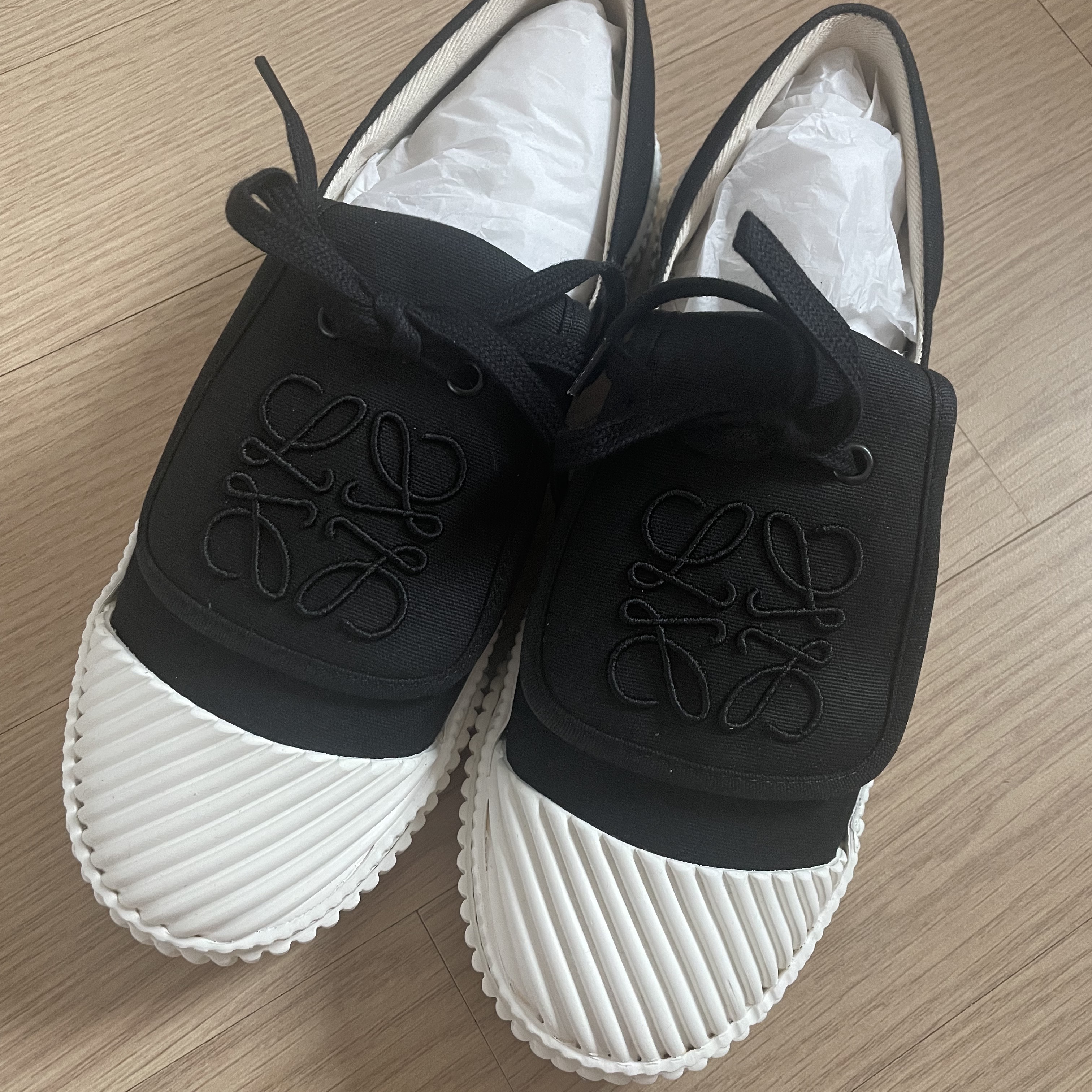 (W) Loewe Anagram Flap Sneaker in Canvas Black 착용 스타일