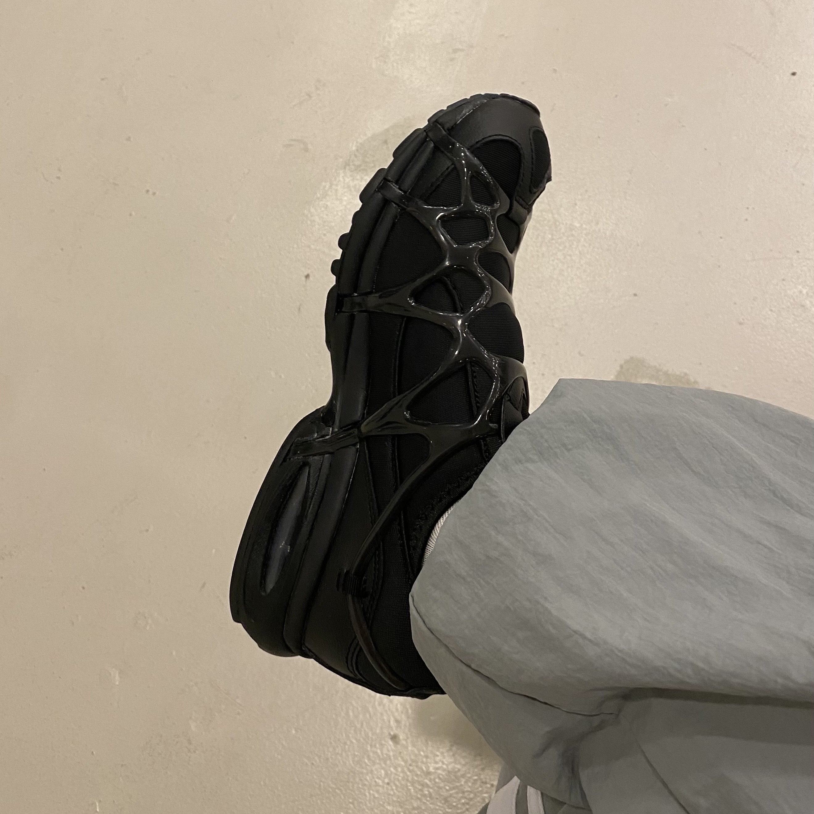 Nike Air Kukini Triple Black 착용 스타일 - 2