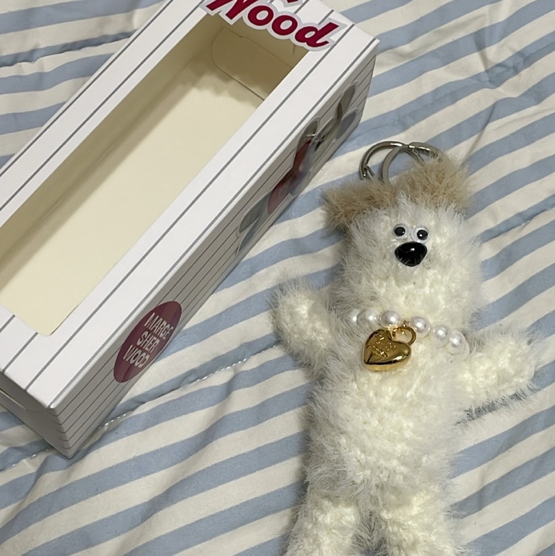 Margesherwood Wood Keyring White 착용 스타일