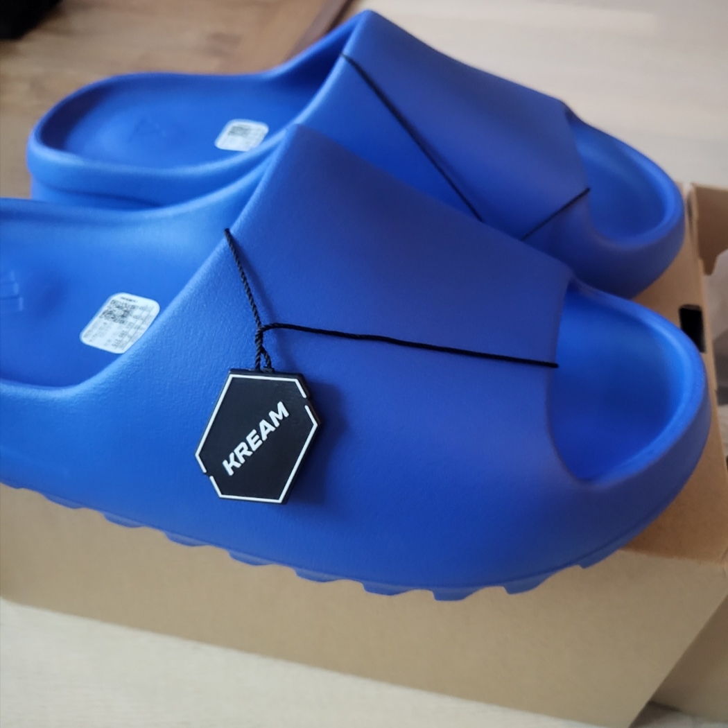 Adidas Yeezy Slide Azure 착용 스타일