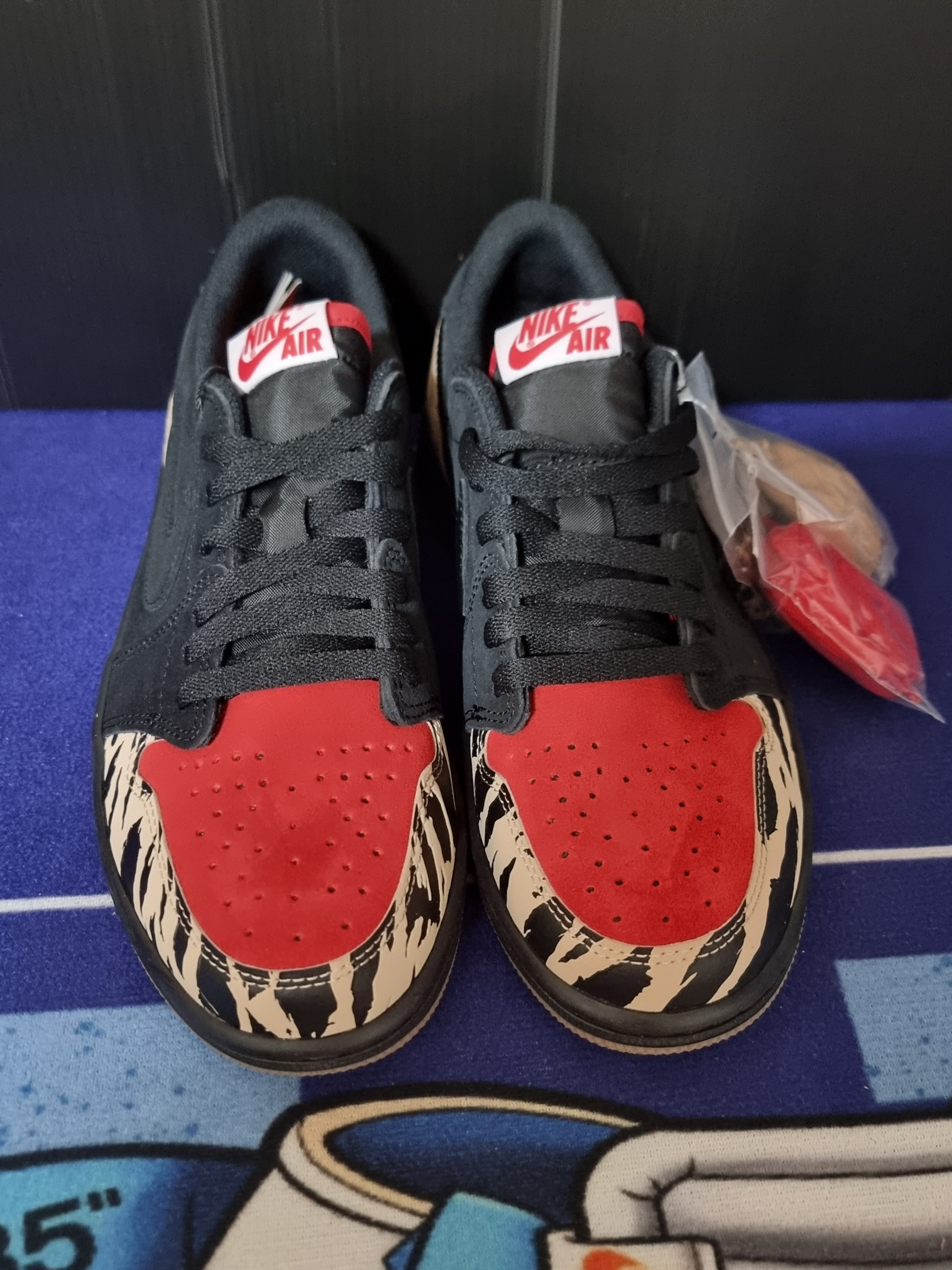 Jordan 1 x SoleFly Retro Low OG SP Black and Sport Red 착용 스타일 - 1