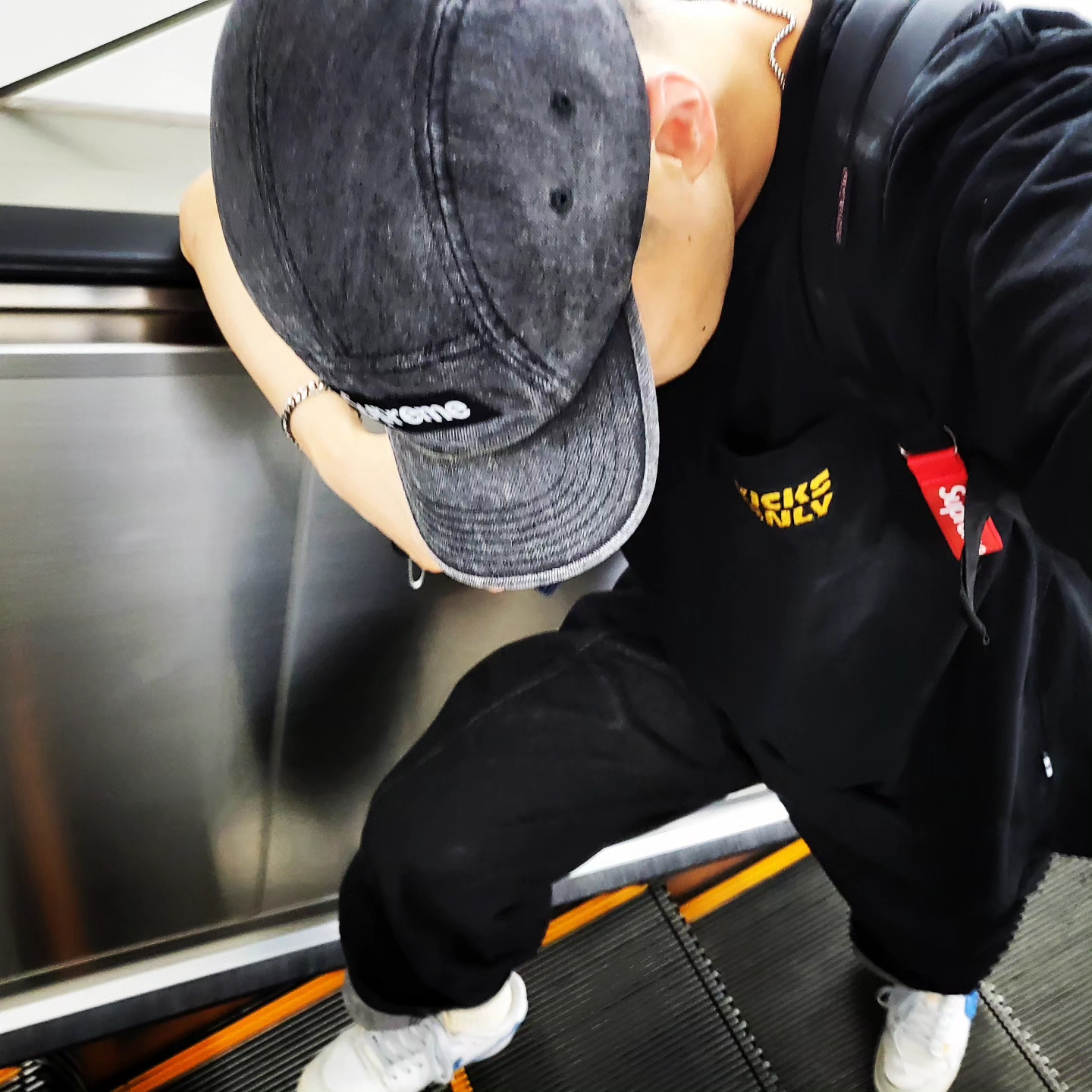 Supreme Denim Camp Cap Washed Black - 22FW, Supreme Webbing Keychain Red - 23SS 착용 스타일 - 1