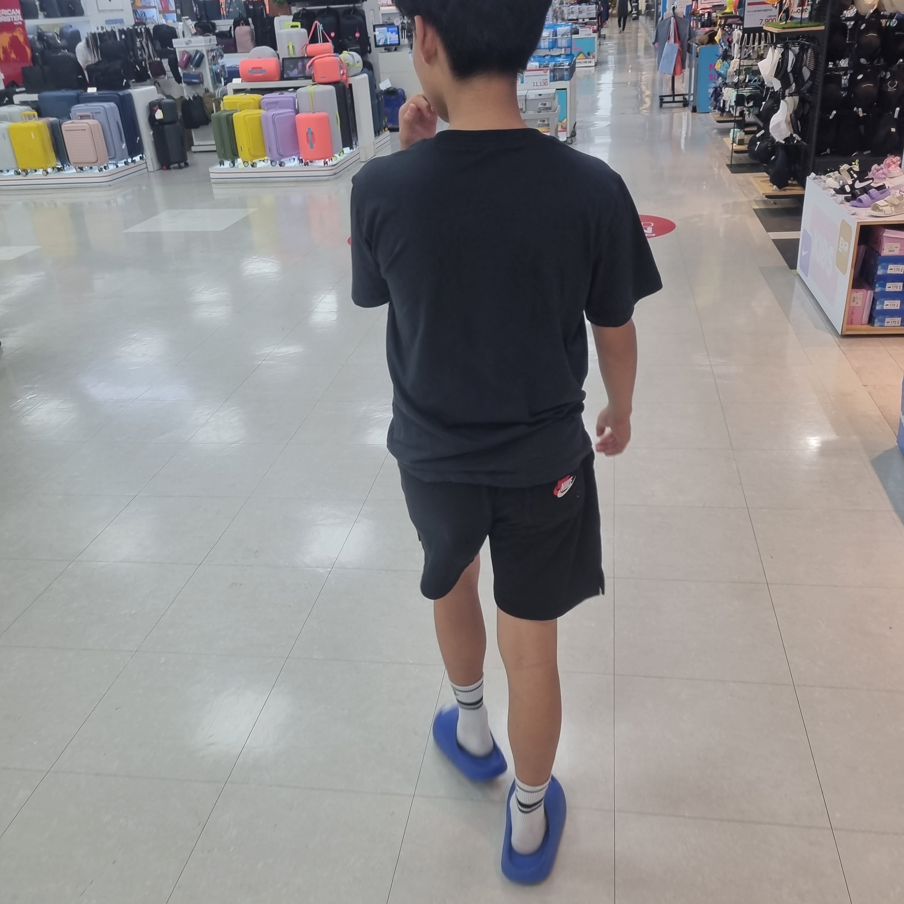Adidas Yeezy Slide Azure 착용 스타일