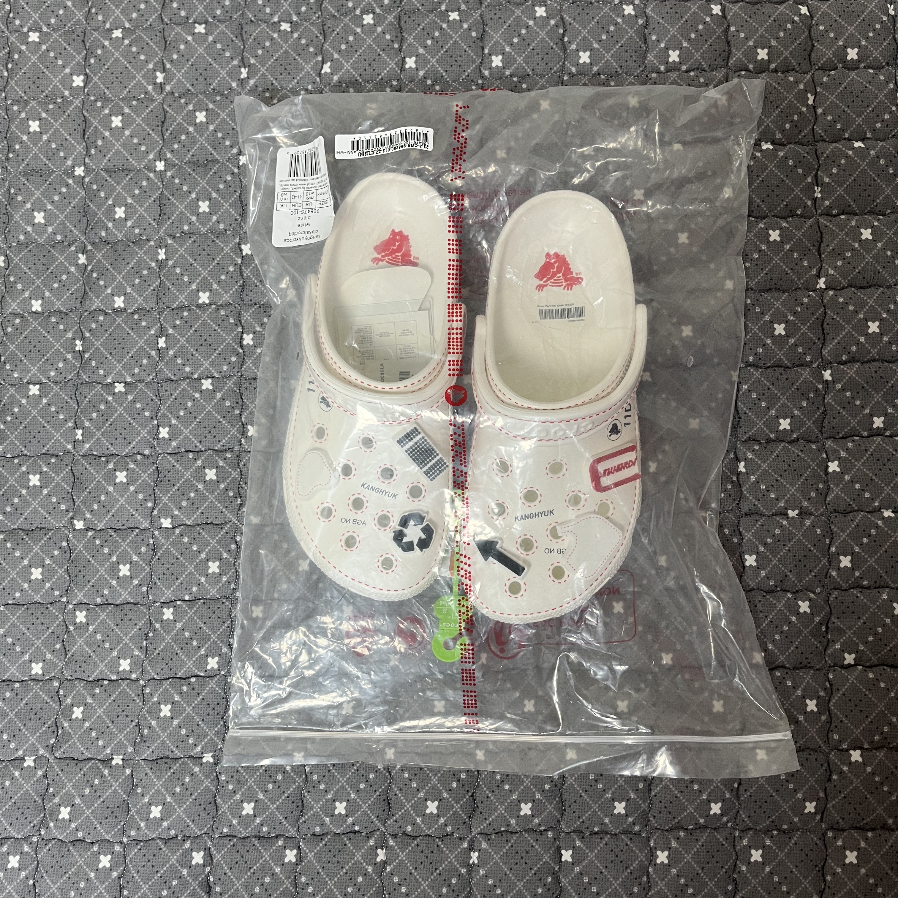 Crocs x Kanghyuk Classic Clog White 착용 스타일 - 1
