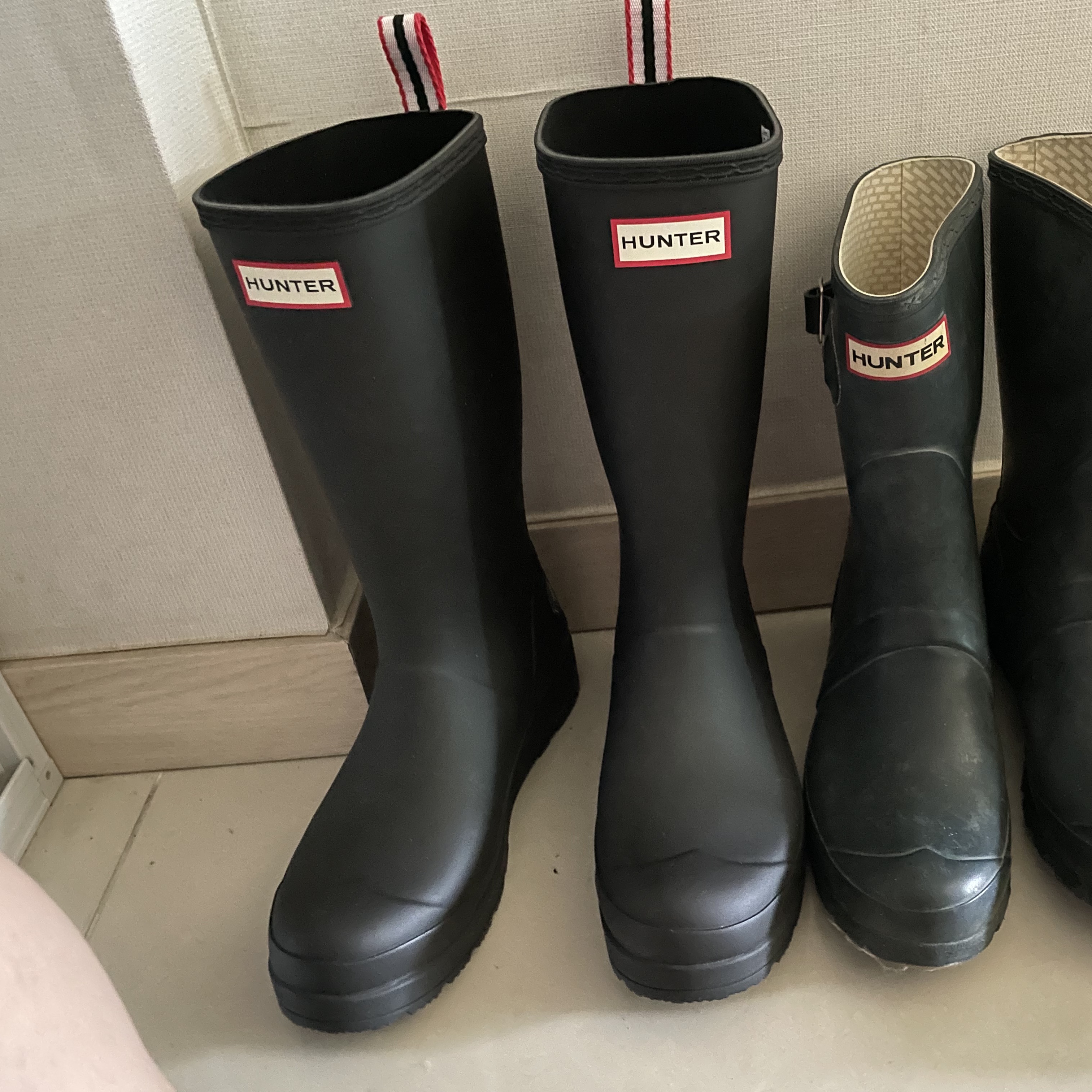 (W) Hunter Play Tall Wellington Rain Boots Black 착용 스타일 - 2