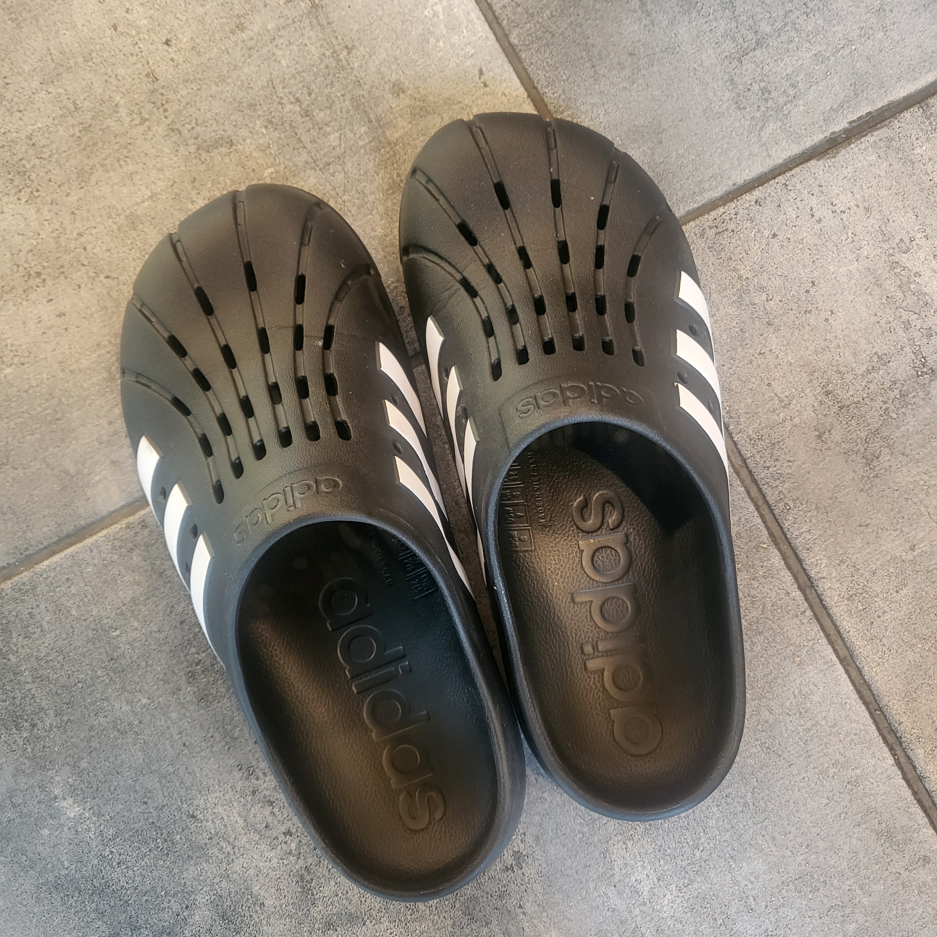 Adidas Adilette Clog Black White 착용 스타일